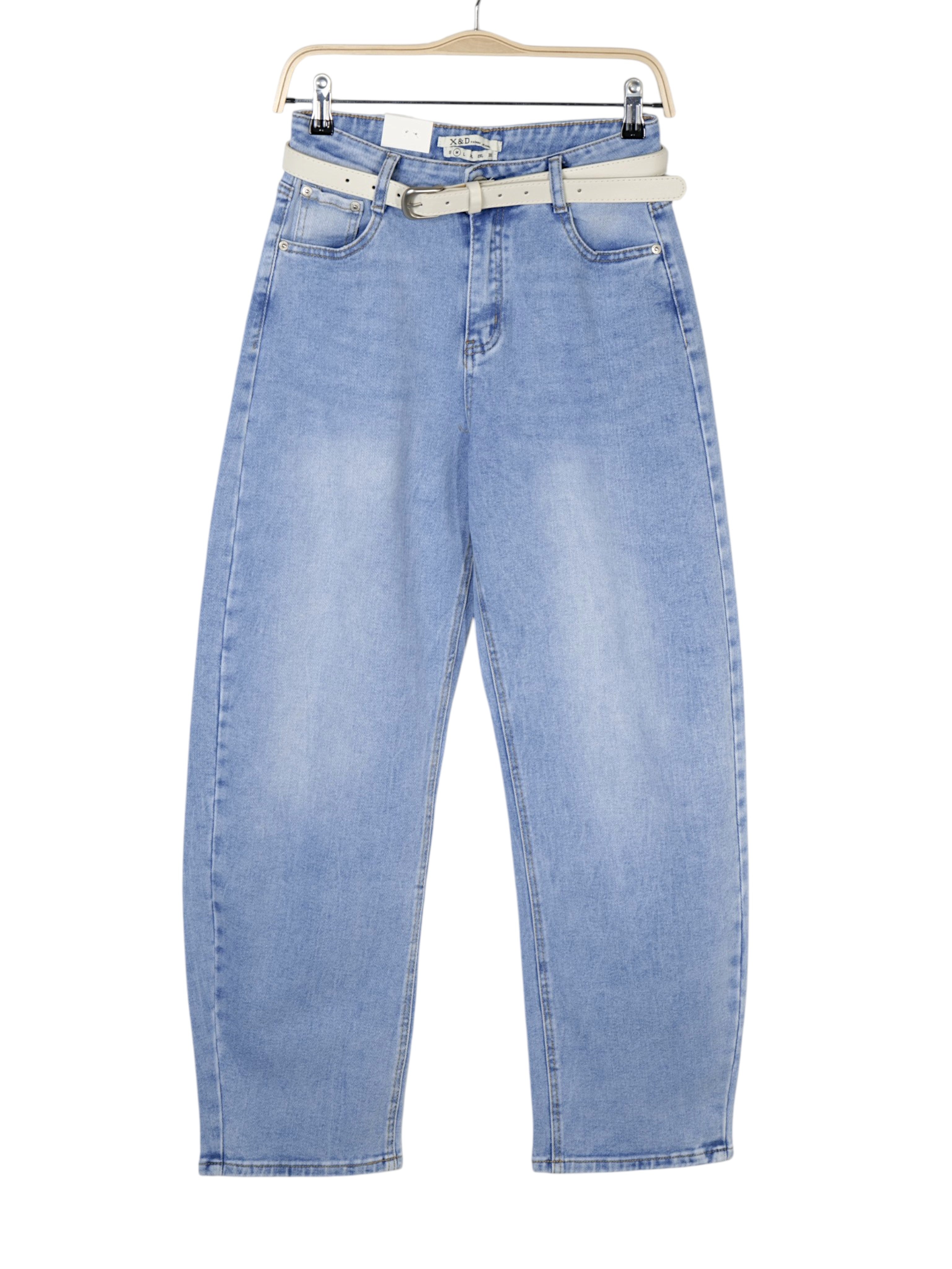 Jeans mujer tiro alto barrel leg denim azul claro con cinturón, pantalón vaquero corte curvado holgado moderno casual streetwear estilo minimalista outfit diario moda femenina