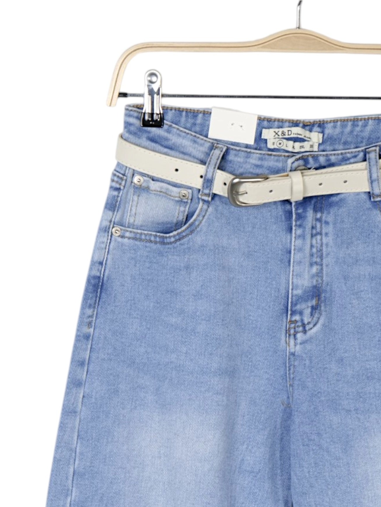 Jeans mujer tiro alto barrel leg denim azul claro con cinturón, pantalón vaquero corte curvado holgado moderno casual streetwear estilo minimalista outfit diario moda femenina