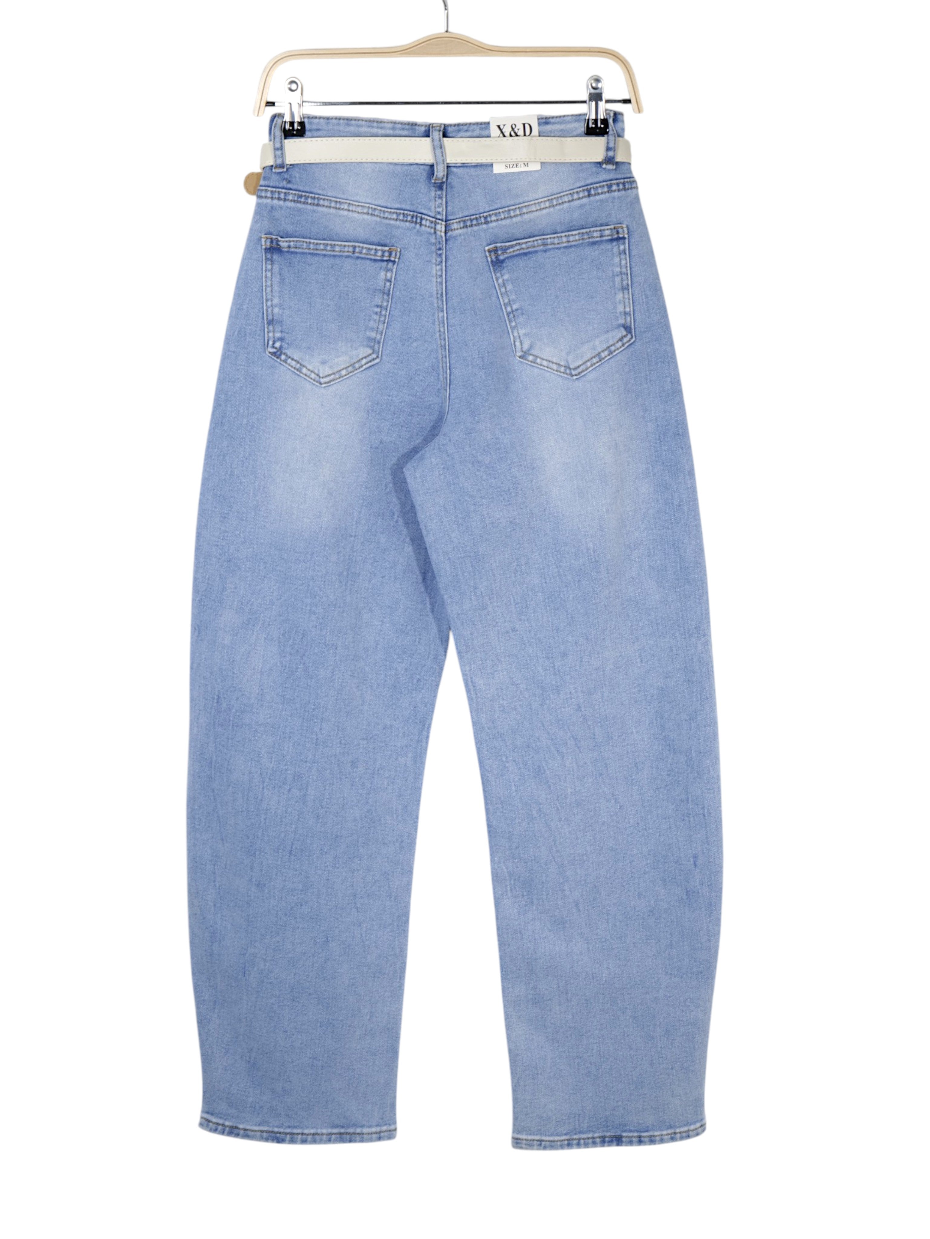 Jeans mujer tiro alto barrel leg denim azul claro con cinturón, pantalón vaquero corte curvado holgado moderno casual streetwear estilo minimalista outfit diario moda femenina