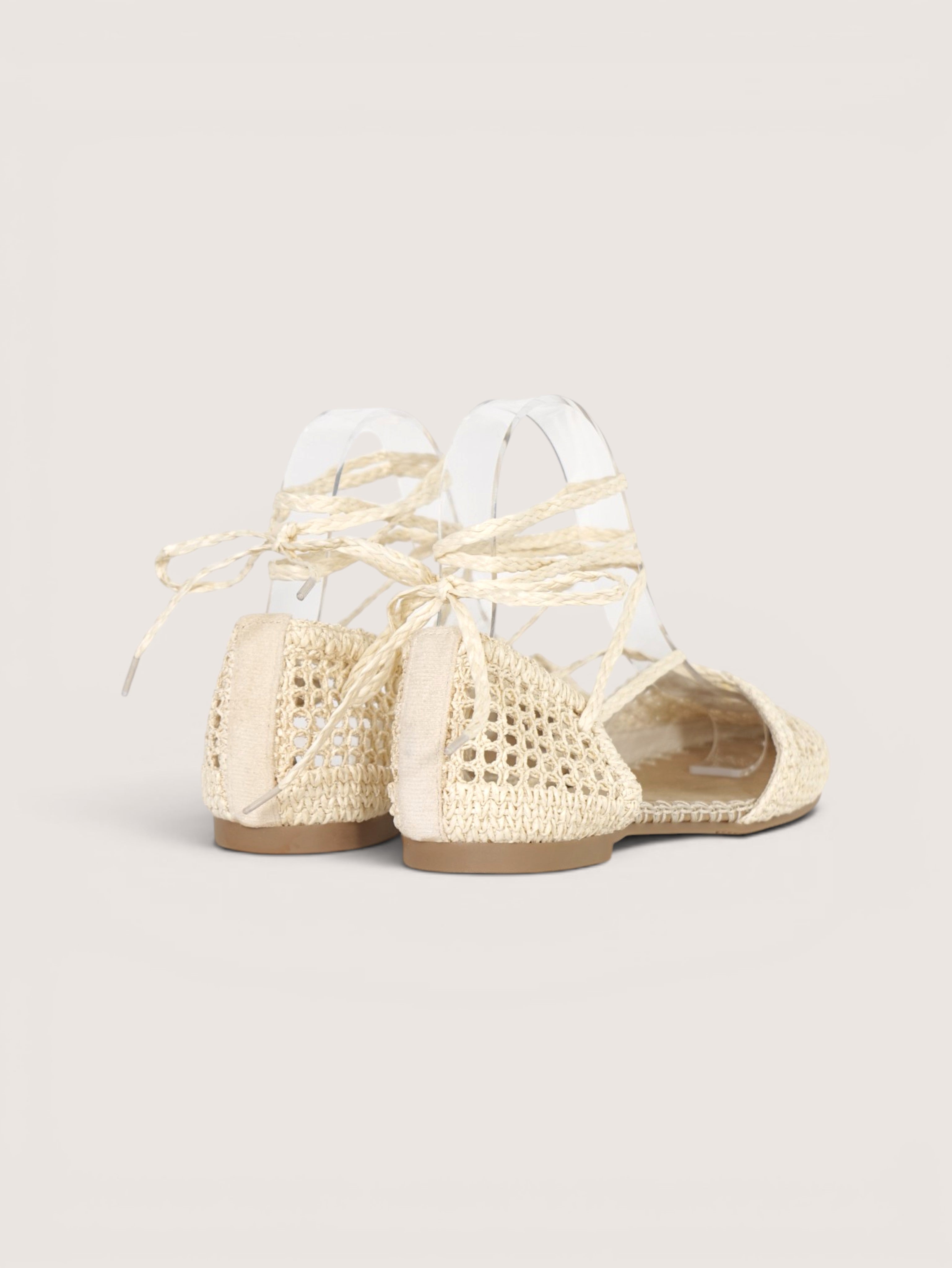 Sandalias planas tipo bailarina de crochet para mujer con cordones largos estilo romano, zapatos tejidos calados punta cerrada, sandalias planas verano boho con lazada al tobillo en color beige y camel