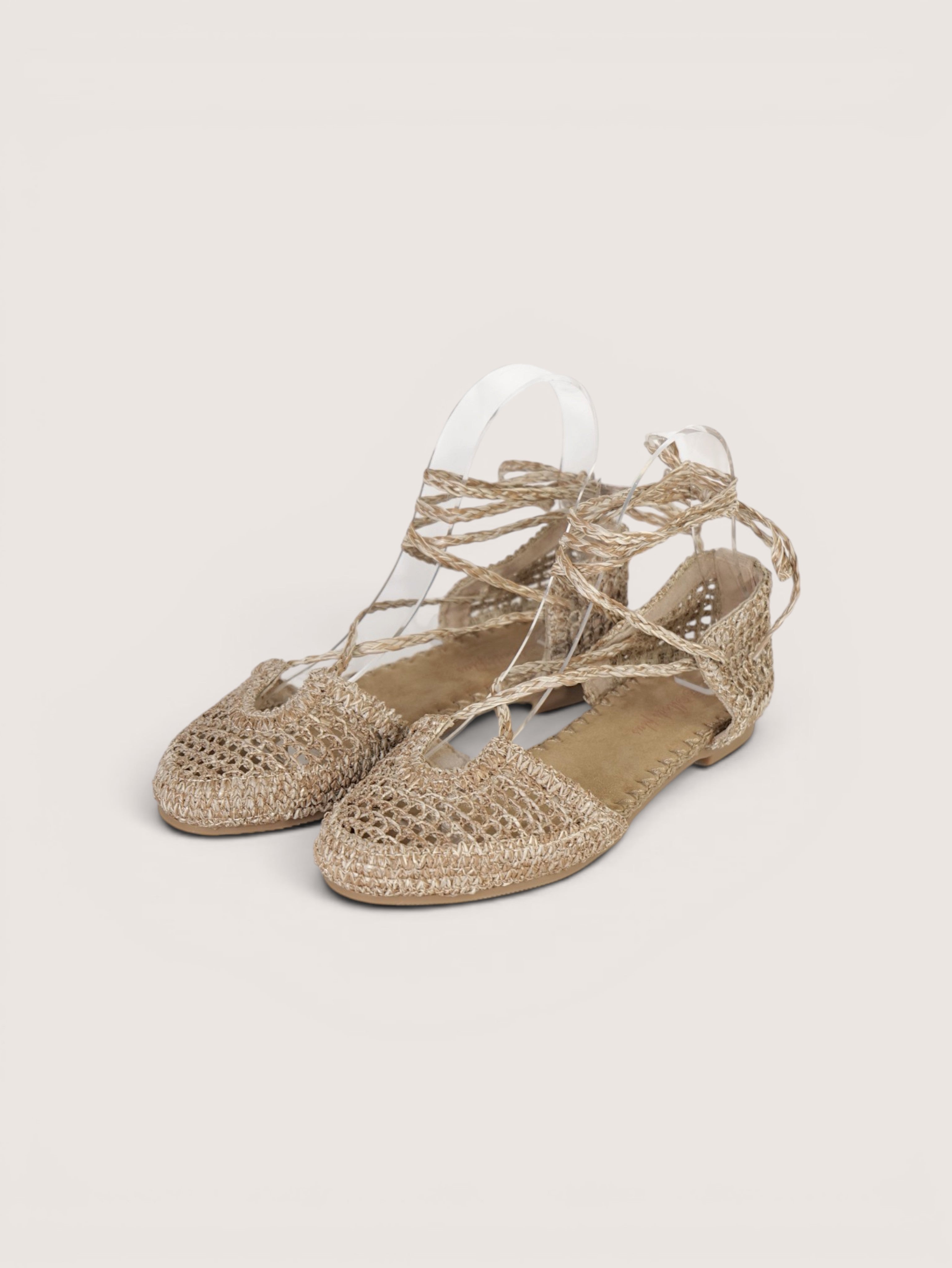 Sandalias planas tipo bailarina de crochet para mujer con cordones largos estilo romano, zapatos tejidos calados punta cerrada, sandalias planas verano boho con lazada al tobillo en color beige y camel