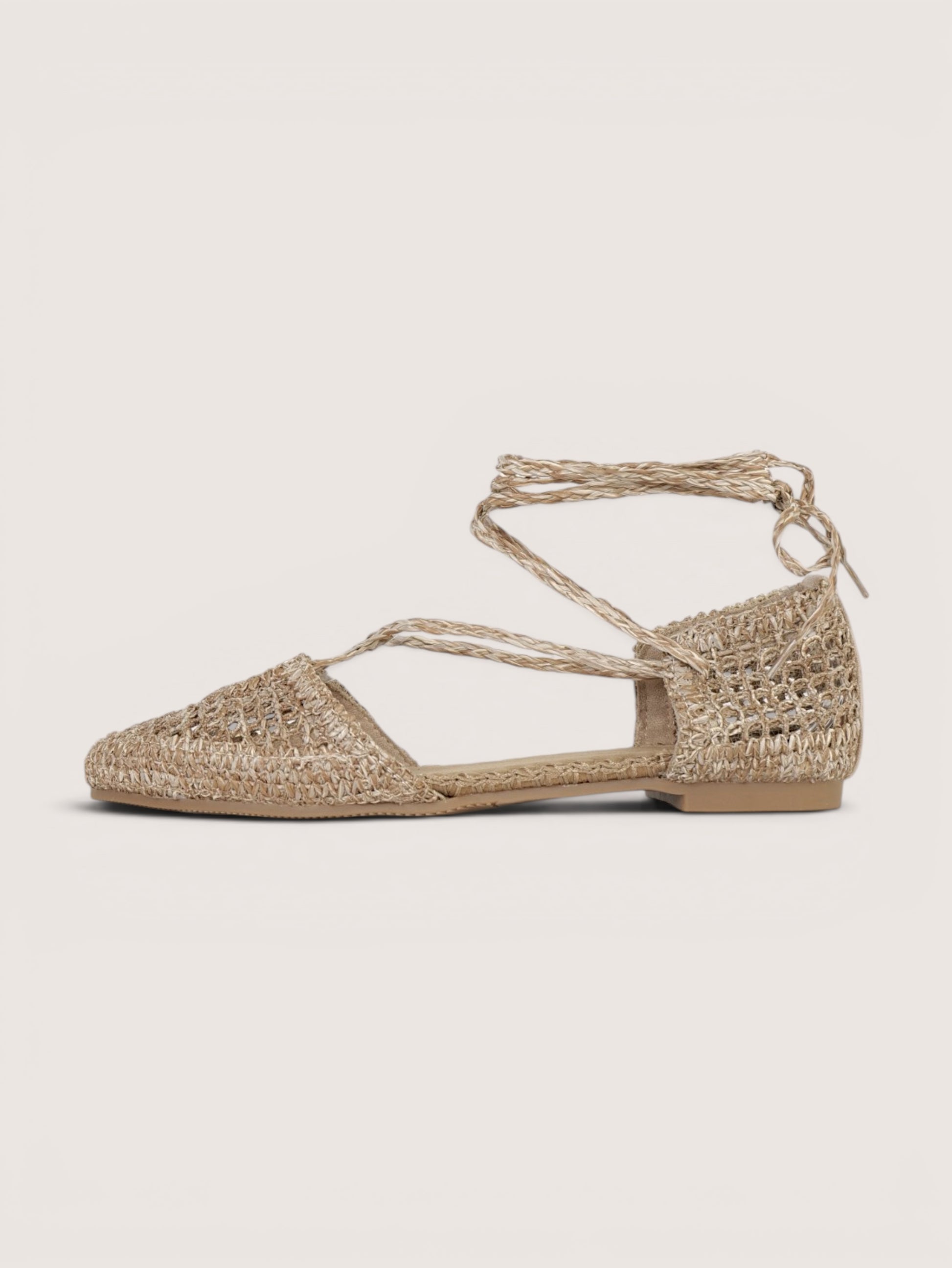 Sandalias planas tipo bailarina de crochet para mujer con cordones largos estilo romano, zapatos tejidos calados punta cerrada, sandalias planas verano boho con lazada al tobillo en color beige y camel
