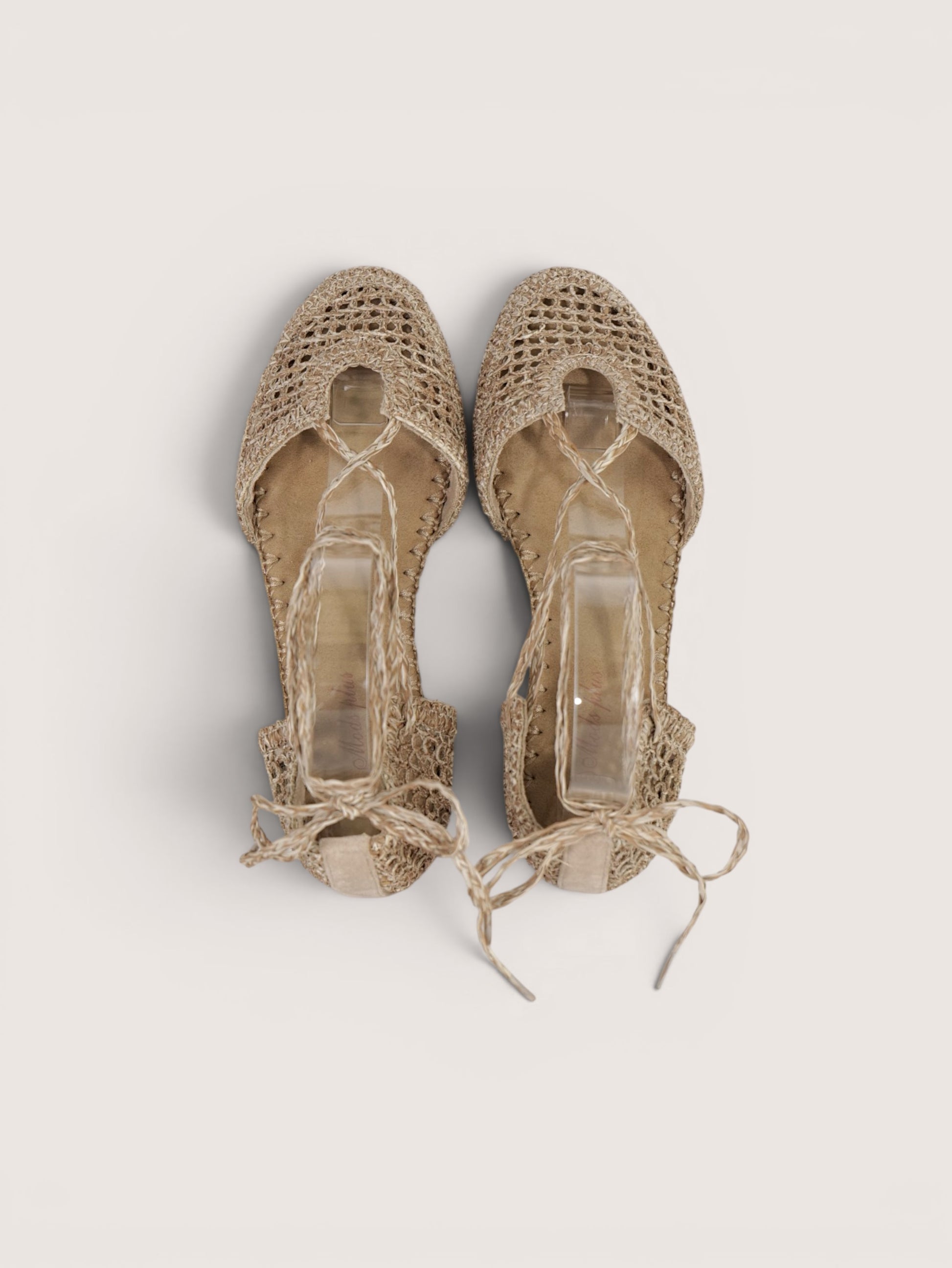 Sandalias planas tipo bailarina de crochet para mujer con cordones largos estilo romano, zapatos tejidos calados punta cerrada, sandalias planas verano boho con lazada al tobillo en color beige y camel