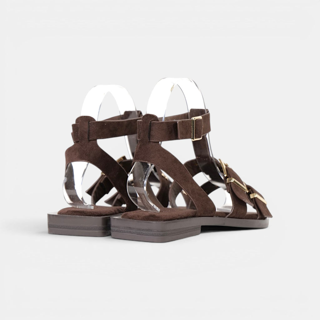 Sandalias planas romanas para mujer con hebillas metálicas y tachas, sandalias estilo gladiador de tiras múltiples efecto cuero sintético, sandalias casual verano con cierre de pulsera en tobillo color marrón