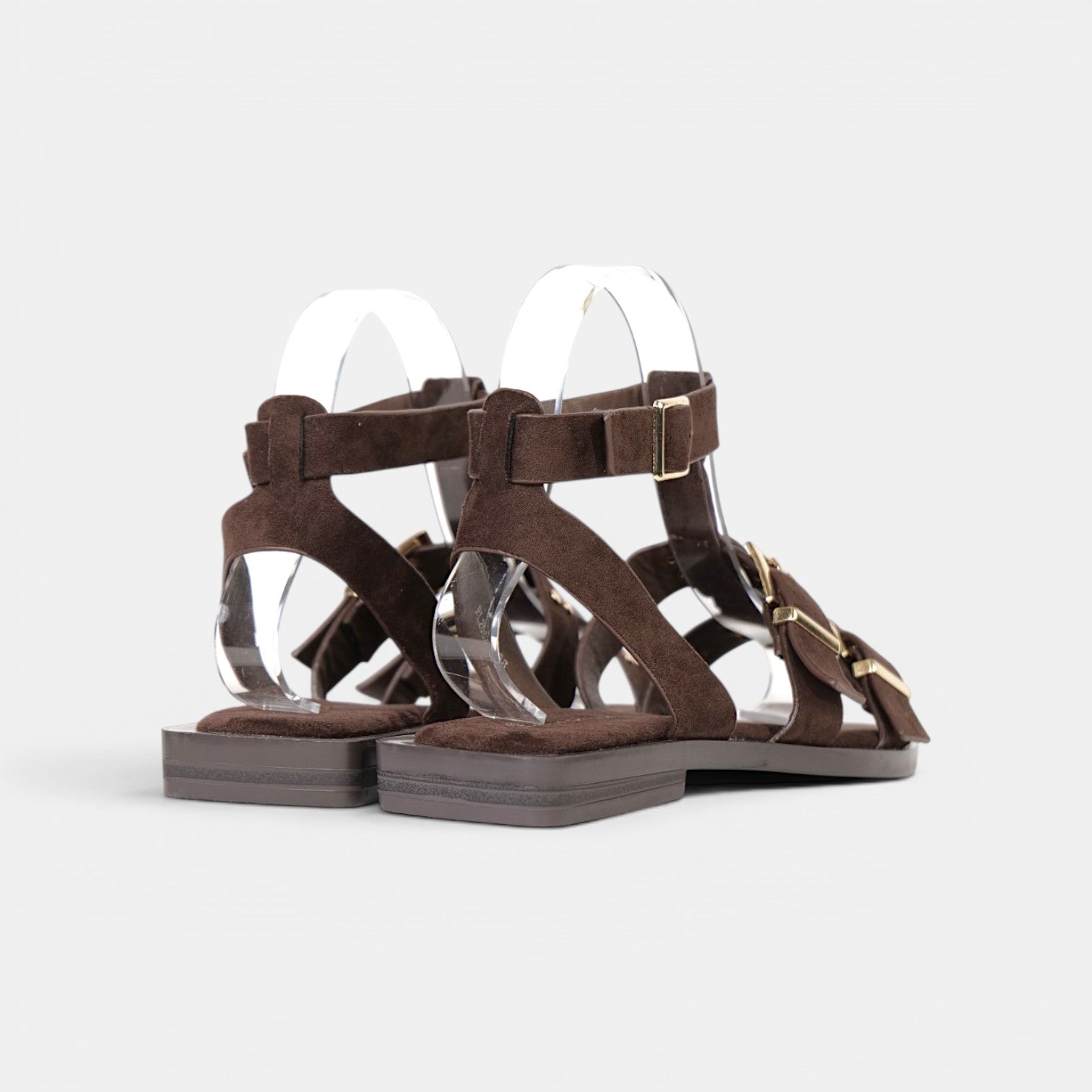 Sandalias planas romanas para mujer con hebillas metálicas y tachas, sandalias estilo gladiador de tiras múltiples efecto cuero sintético, sandalias casual verano con cierre de pulsera en tobillo color marrón