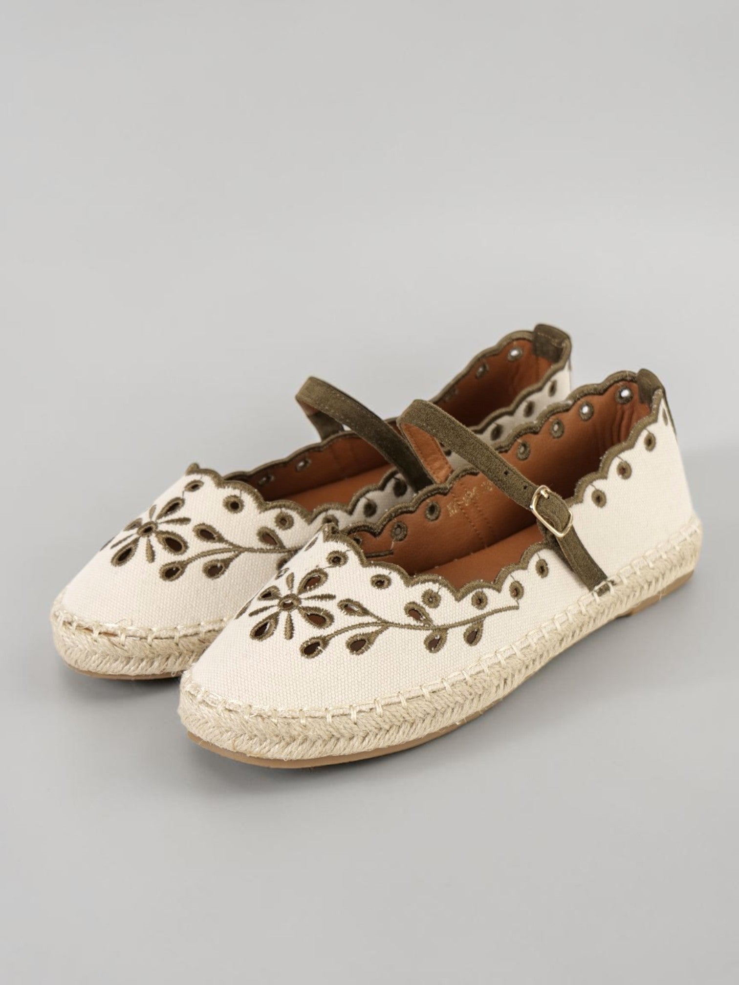 Alpargatas Mujer Bordadas con Pulsera Ajustable, Espadrilles Planas de Lona con Suela de Yute, Zapatos Verano Cómodos con Detalle Floral y Acabado Ondulado Textil
