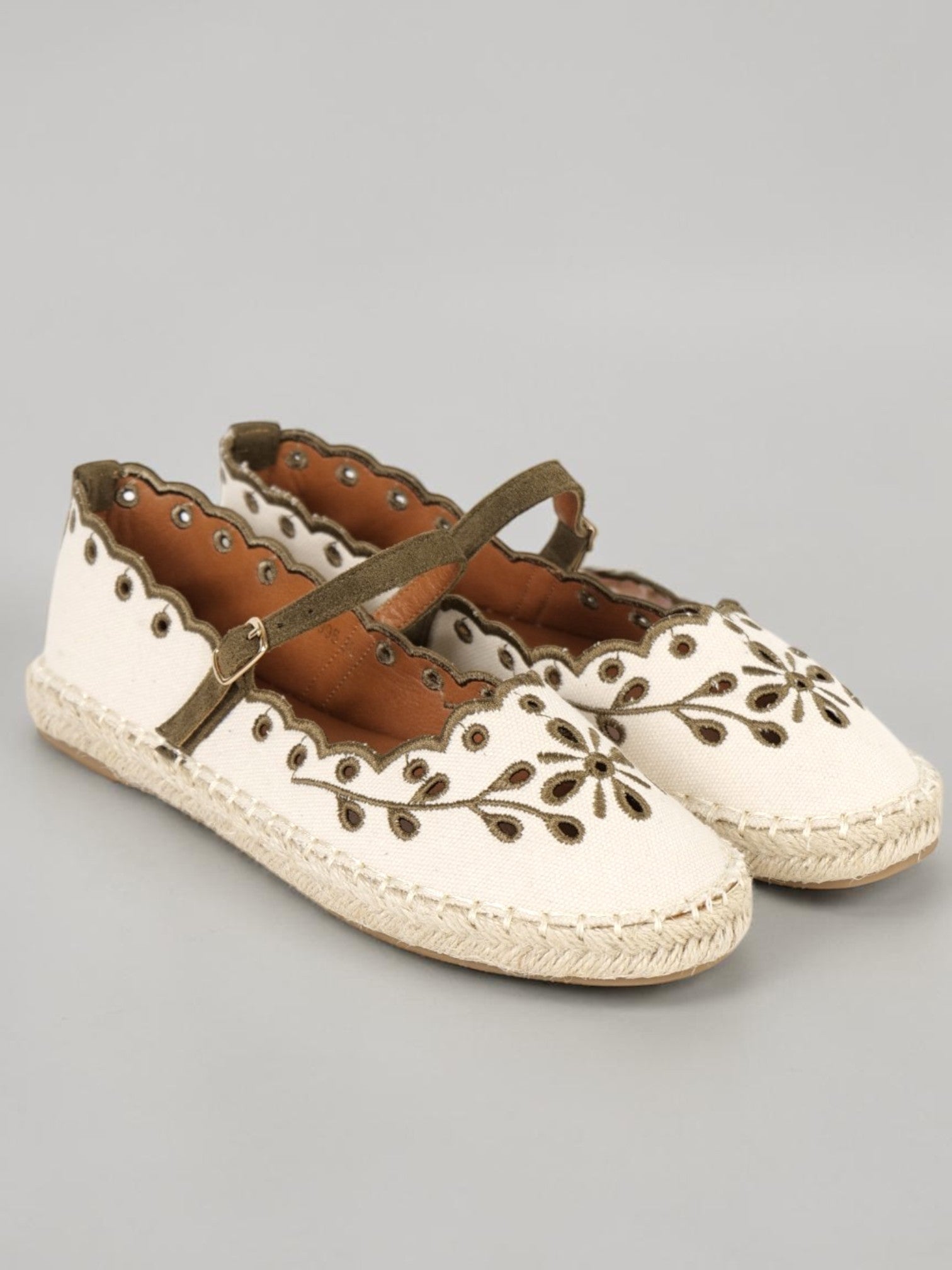Alpargatas Mujer Bordadas con Pulsera Ajustable, Espadrilles Planas de Lona con Suela de Yute, Zapatos Verano Cómodos con Detalle Floral y Acabado Ondulado Textil