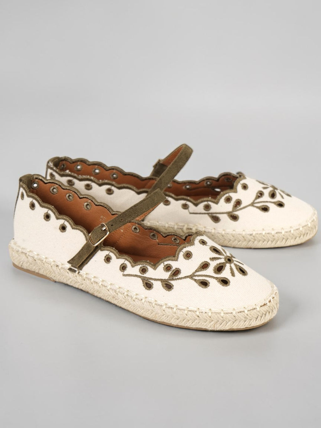 Alpargatas Mujer Bordadas con Pulsera Ajustable, Espadrilles Planas de Lona con Suela de Yute, Zapatos Verano Cómodos con Detalle Floral y Acabado Ondulado Textil