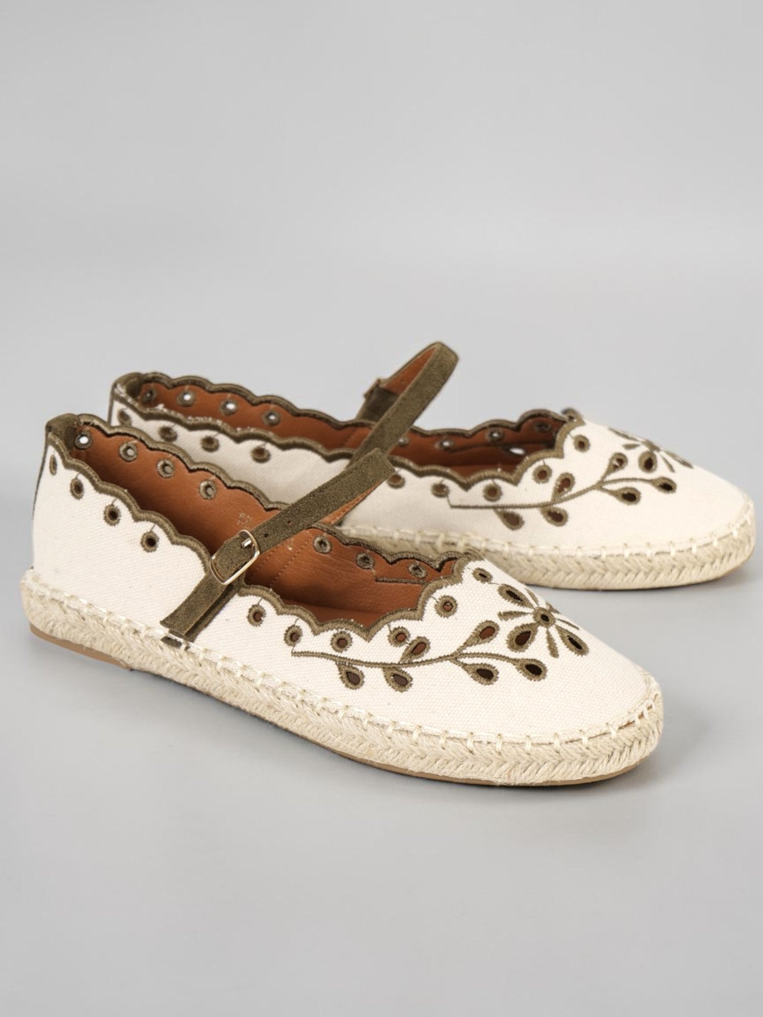 Alpargatas Mujer Bordadas con Pulsera Ajustable, Espadrilles Planas de Lona con Suela de Yute, Zapatos Verano Cómodos con Detalle Floral y Acabado Ondulado Textil