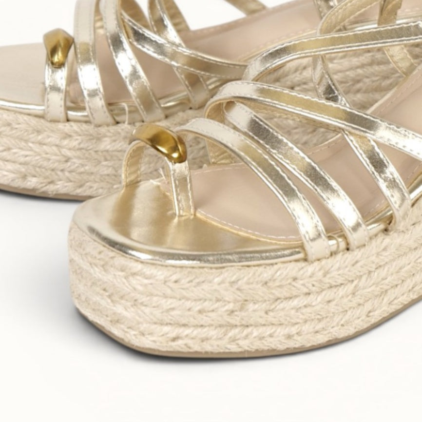 Sandalias de cuña 8cm para mujer tipo esparto con tiras finas cruzadas y detalle metálico de dedo, plataforma media con suela de yute ligera, sandalias verano con pulsera ajustable en dorado y blanco