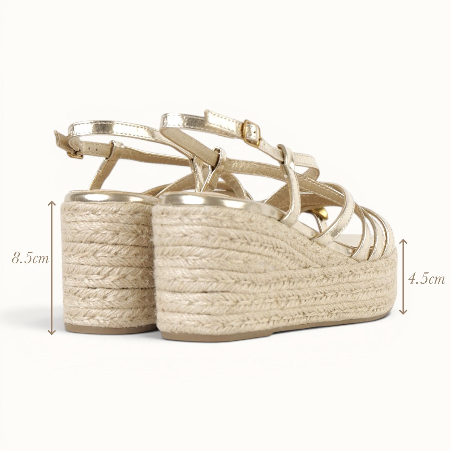 Sandalias de cuña 8cm para mujer tipo esparto con tiras finas cruzadas y detalle metálico de dedo, plataforma media con suela de yute ligera, sandalias verano con pulsera ajustable en dorado y blanco