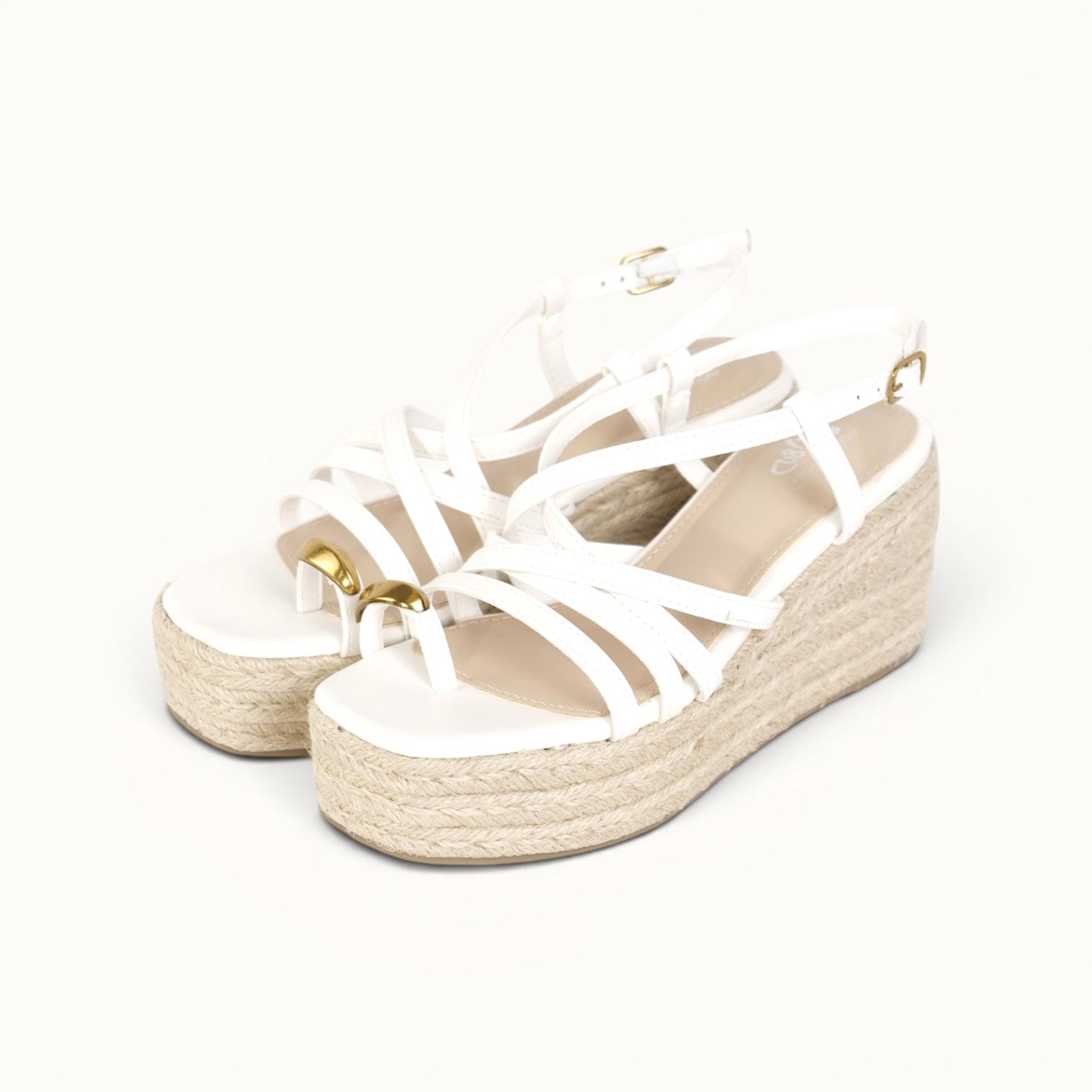 Sandalias de cuña 8cm para mujer tipo esparto con tiras finas cruzadas y detalle metálico de dedo, plataforma media con suela de yute ligera, sandalias verano con pulsera ajustable en dorado y blanco