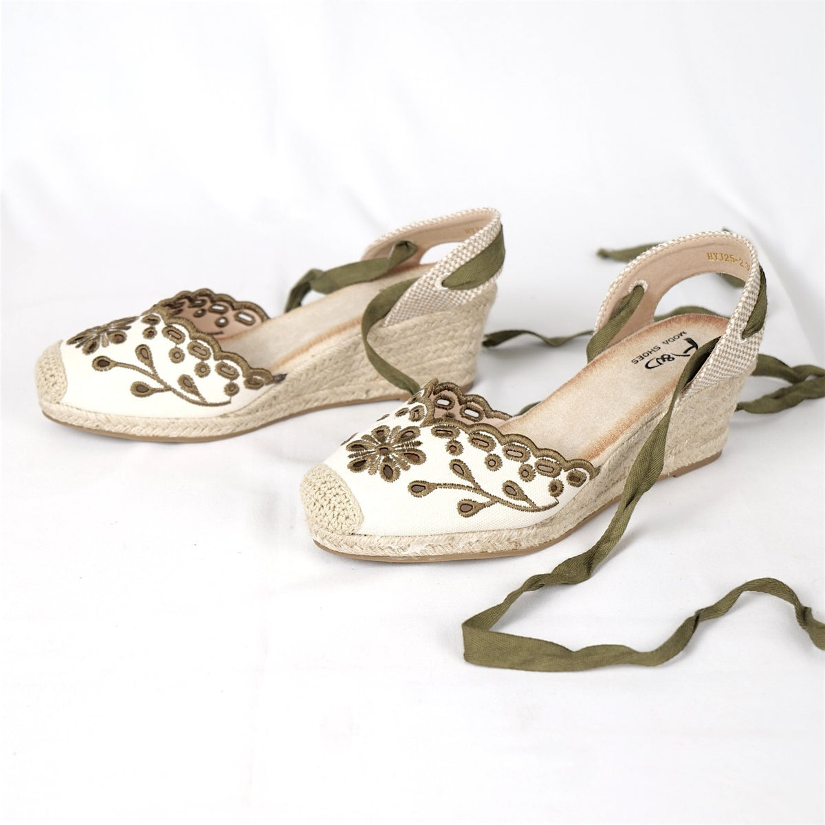 Sandalias espadrille de cuña media con bordado floral, punta cerrada con detalle de yute, cintas para atar al tobillo y acabado en tela con efecto natural, alpargatas elegantes para verano, invitada y looks casuales