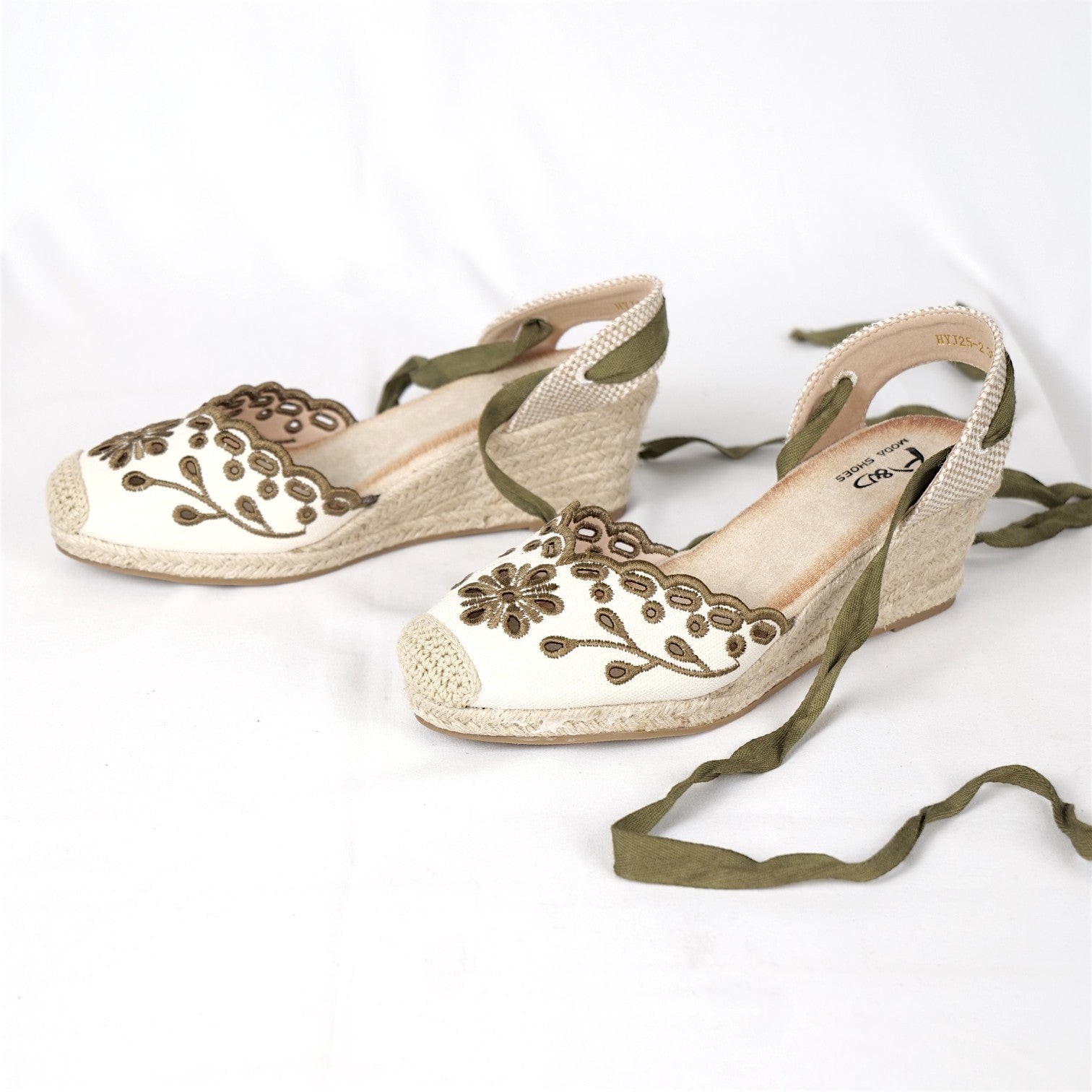 Sandalias espadrille de cuña media con bordado floral, punta cerrada con detalle de yute, cintas para atar al tobillo y acabado en tela con efecto natural, alpargatas elegantes para verano, invitada y looks casuales
