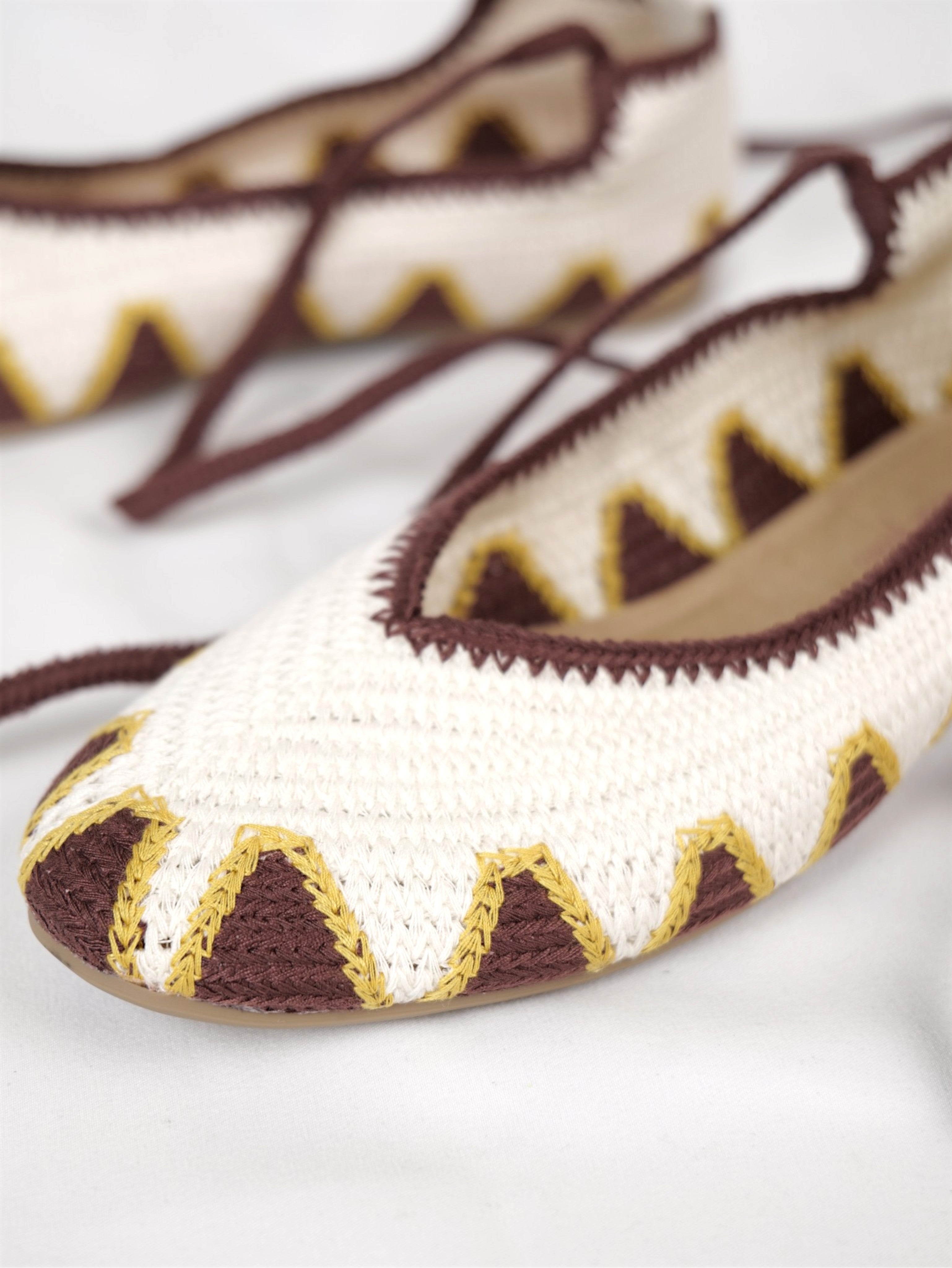 Bailarinas planas mujer crochet de comodidad extra para todo tipo de pie con cordones para atar al tobillo, zapatos planos tejidos con puntera redonda y diseño étnico en tonos beige, marrón y mostaza, bailarinas cómodas de verano con tiras cruzadas
