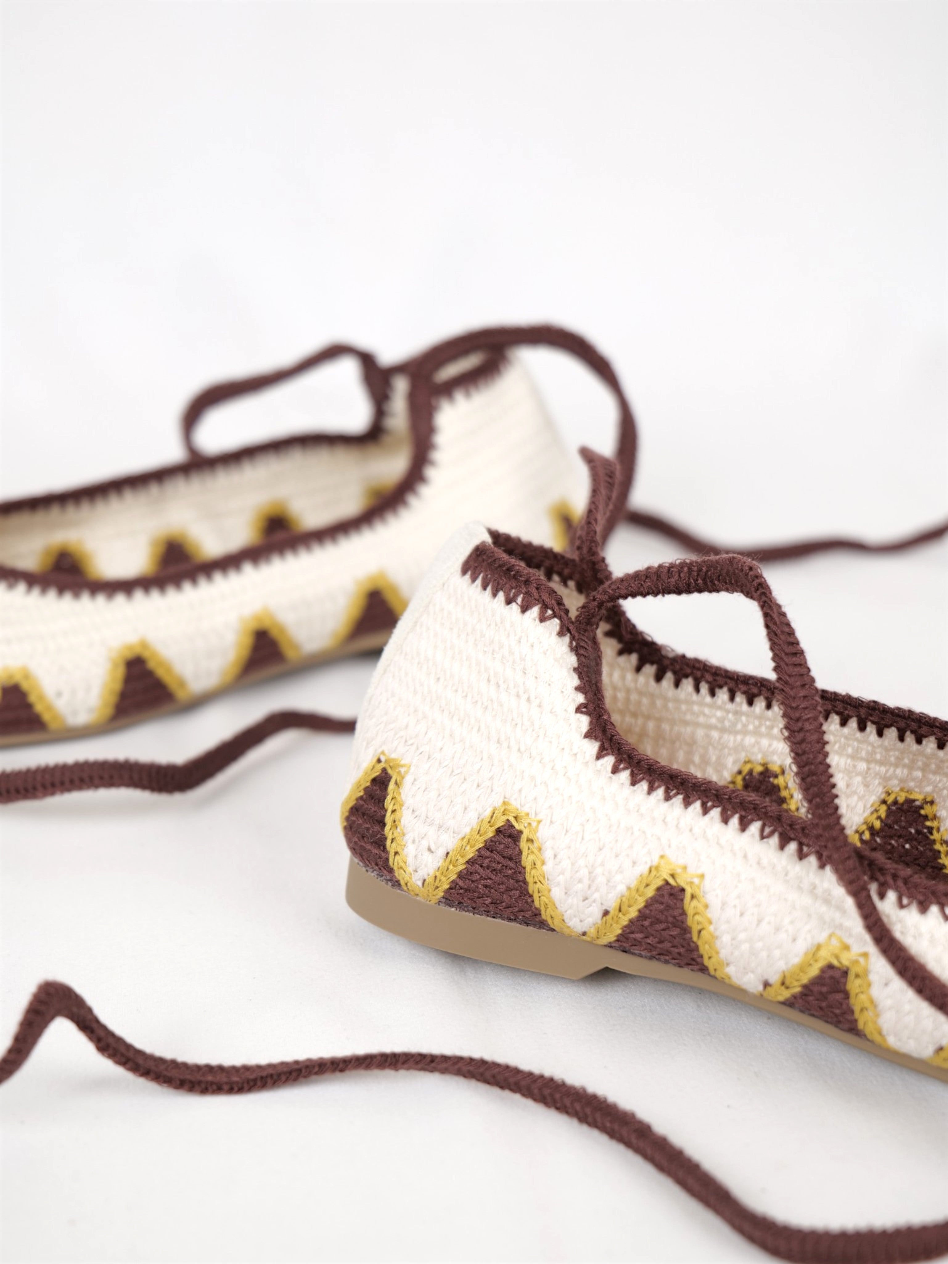 Bailarinas planas mujer crochet de comodidad extra para todo tipo de pie con cordones para atar al tobillo, zapatos planos tejidos con puntera redonda y diseño étnico en tonos beige, marrón y mostaza, bailarinas cómodas de verano con tiras cruzadas