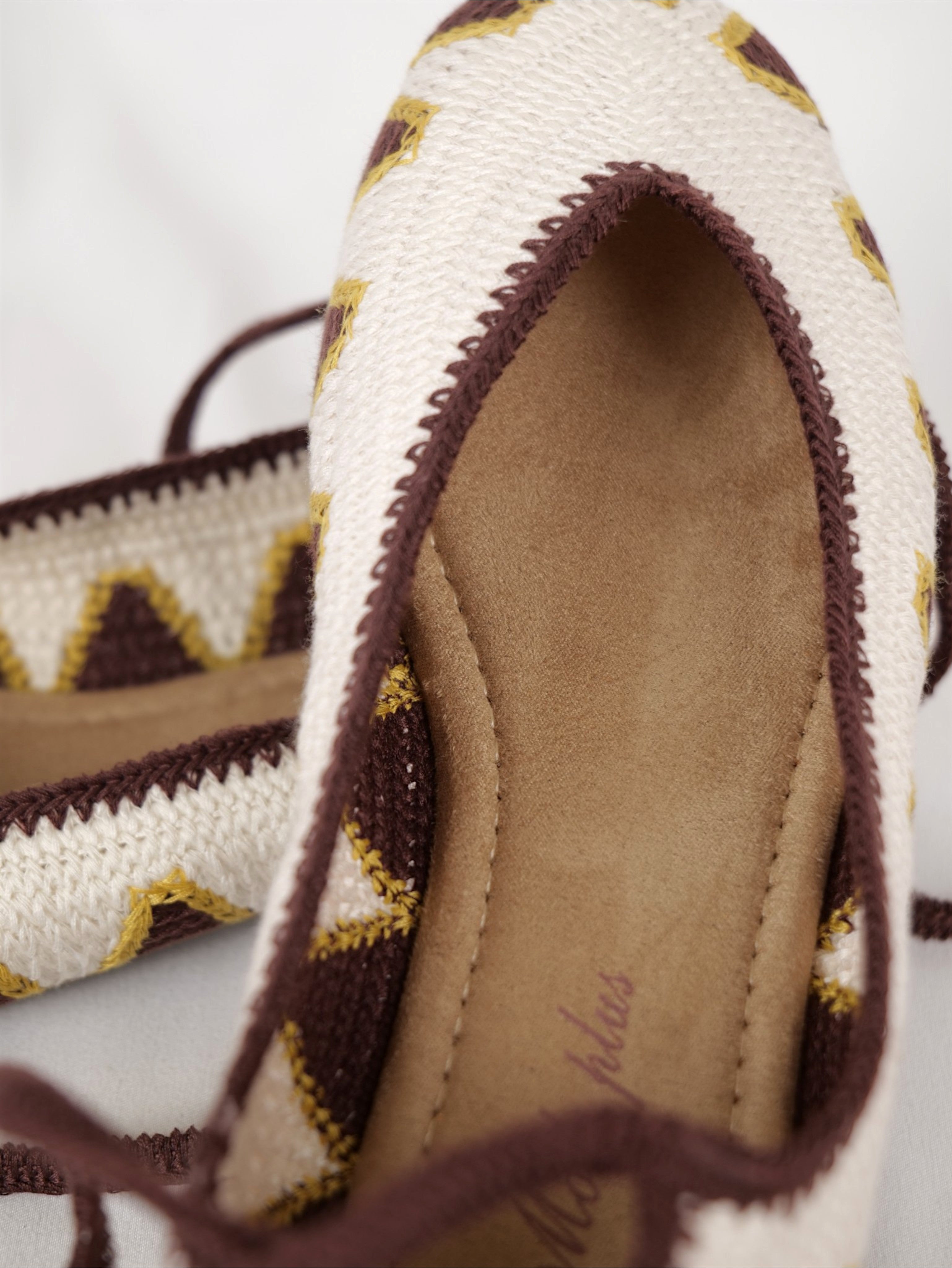 Bailarinas planas mujer crochet de comodidad extra para todo tipo de pie con cordones para atar al tobillo, zapatos planos tejidos con puntera redonda y diseño étnico en tonos beige, marrón y mostaza, bailarinas cómodas de verano con tiras cruzadas
