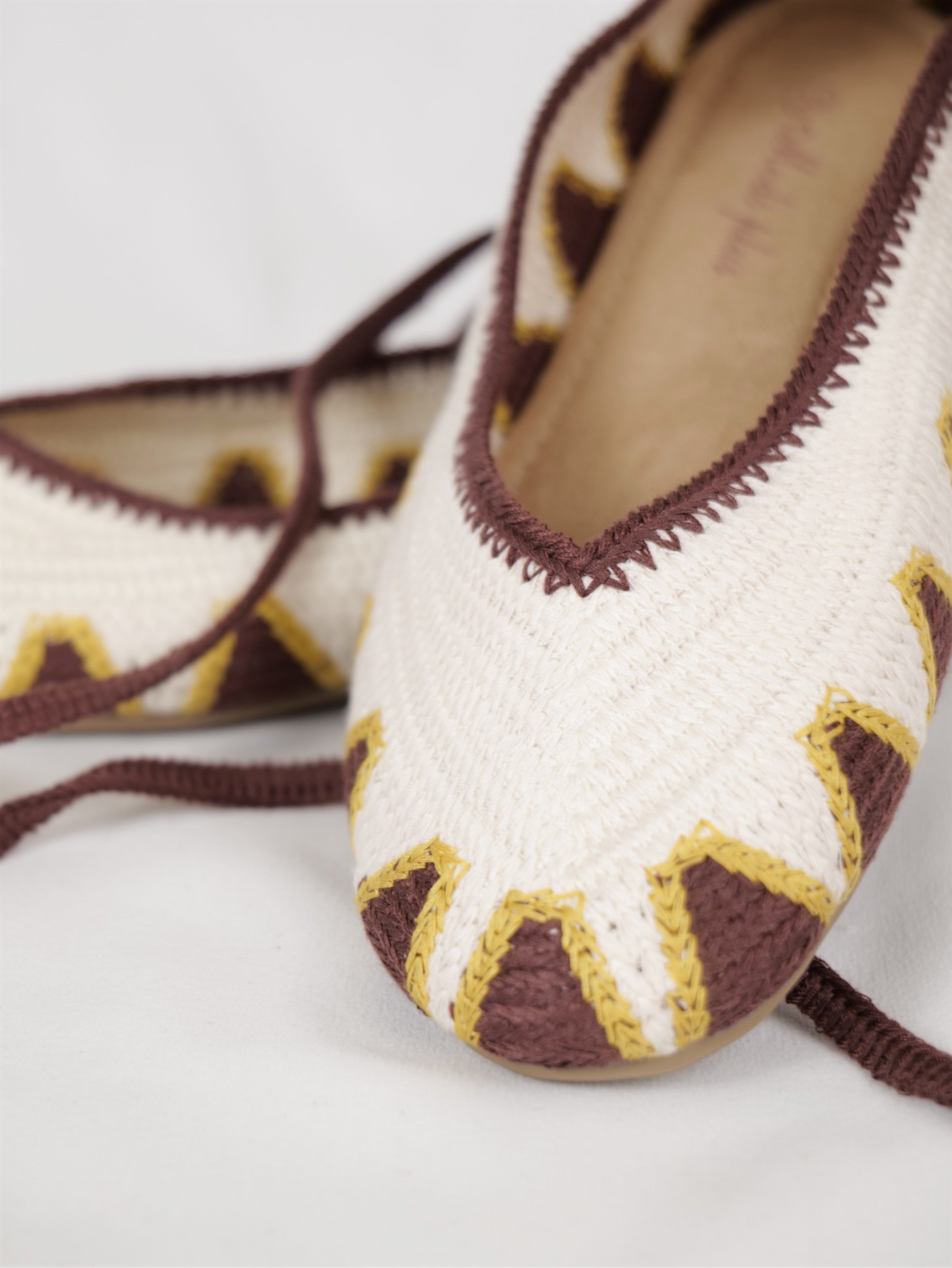 Bailarinas planas mujer crochet de comodidad extra para todo tipo de pie con cordones para atar al tobillo, zapatos planos tejidos con puntera redonda y diseño étnico en tonos beige, marrón y mostaza, bailarinas cómodas de verano con tiras cruzadas