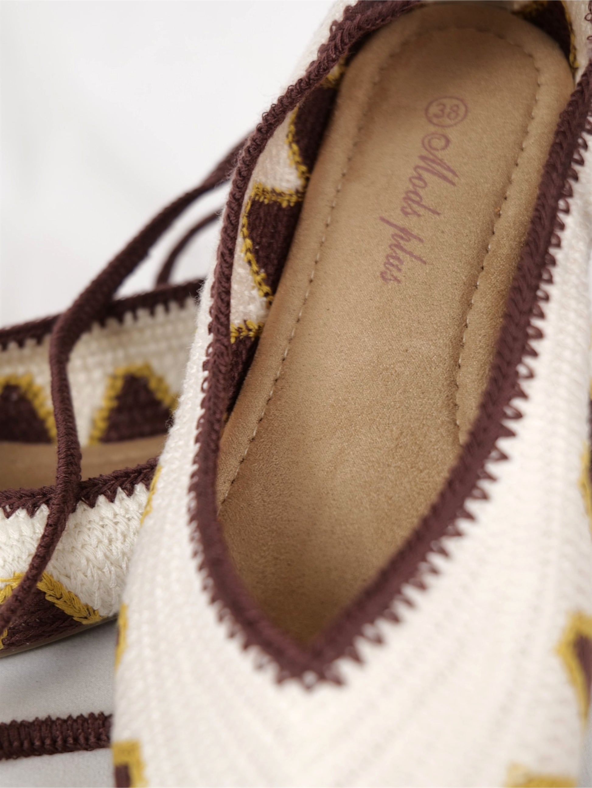 Bailarinas planas mujer crochet de comodidad extra para todo tipo de pie con cordones para atar al tobillo, zapatos planos tejidos con puntera redonda y diseño étnico en tonos beige, marrón y mostaza, bailarinas cómodas de verano con tiras cruzadas