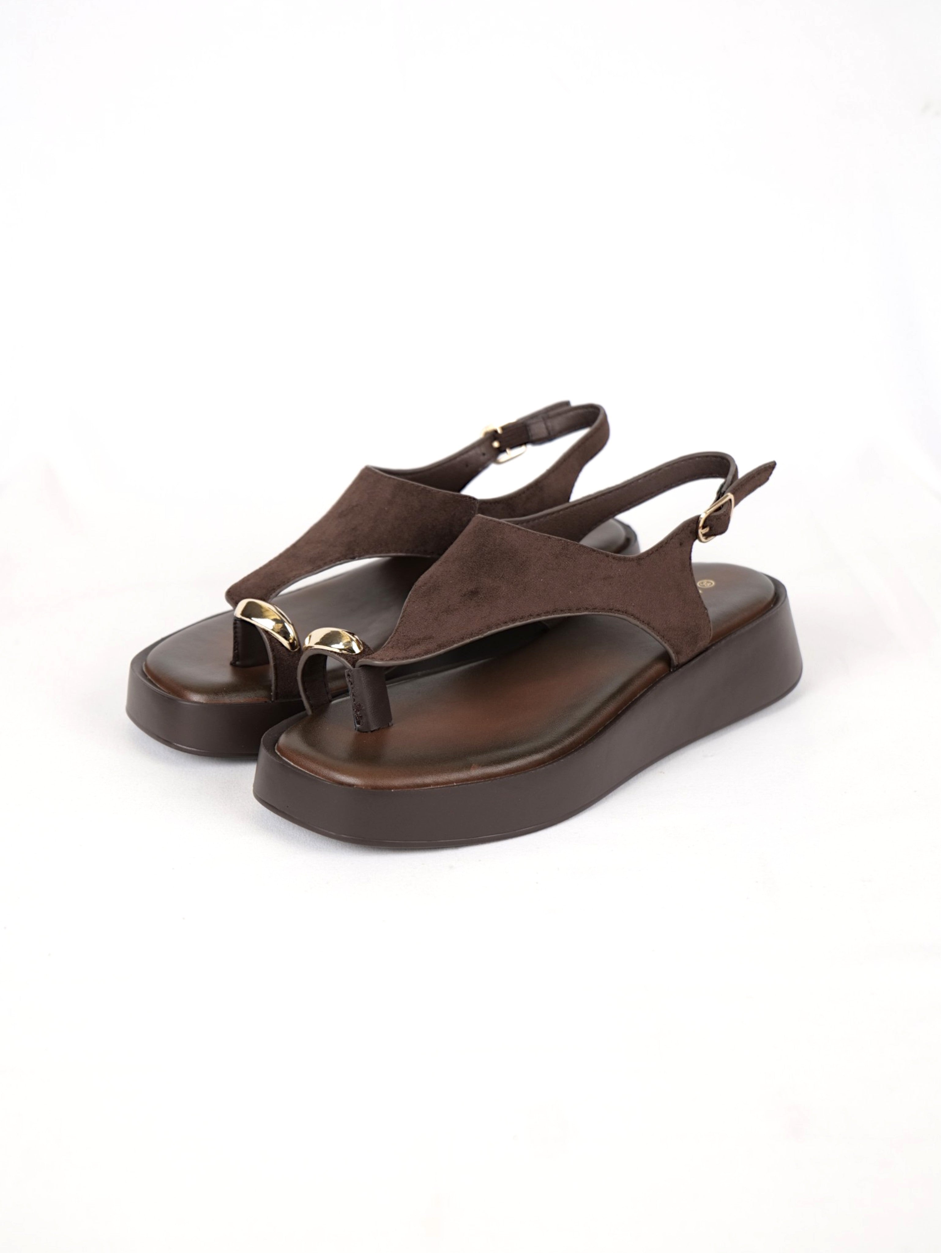 Sandalias de dedo con plataforma ligera y detalle metálico tiras de antelina, sandalias con correa trasera ajustable y diseño minimalista en color marrón y negro, sandalias cómodas de verano estilo casual