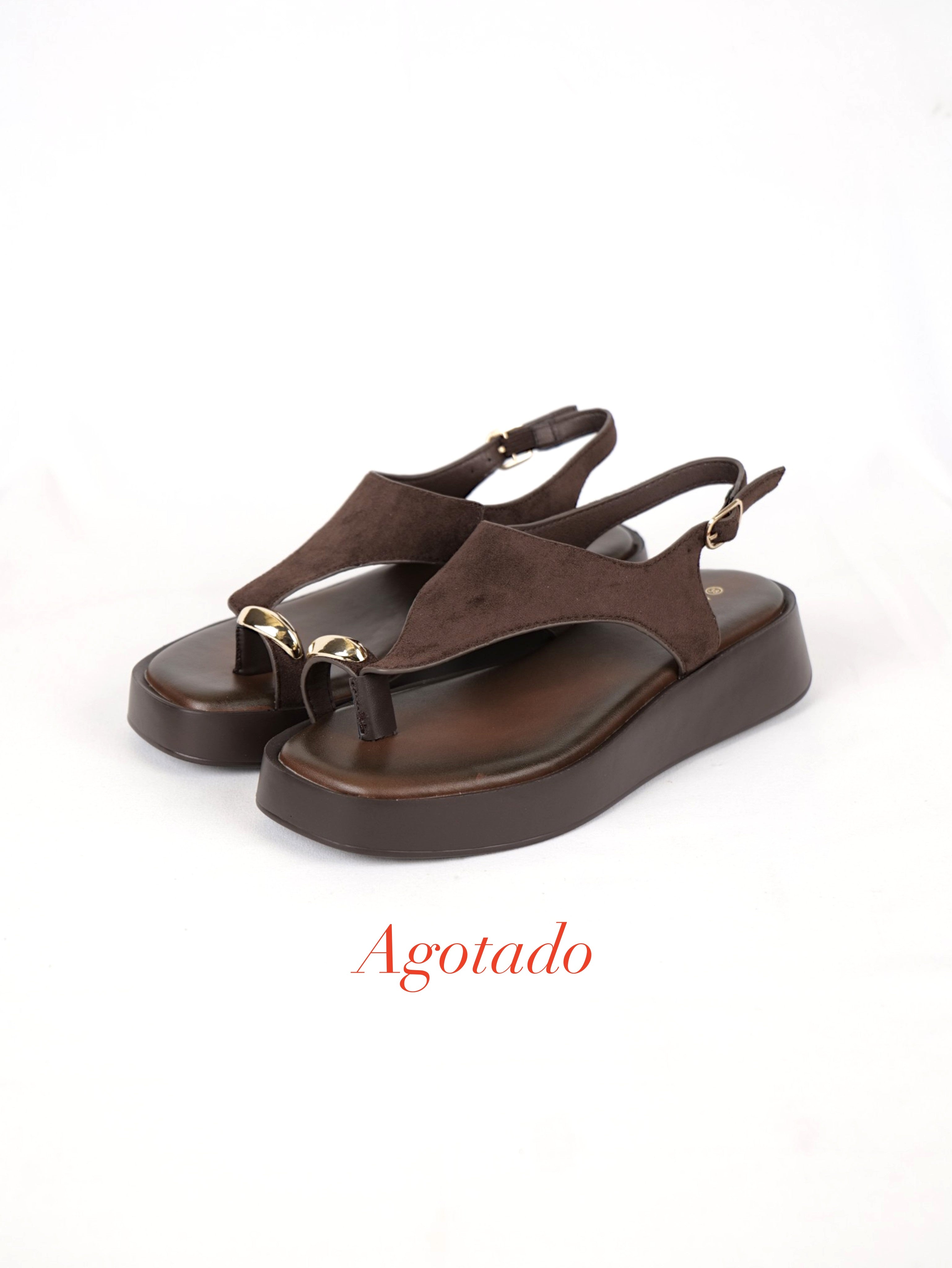 Sandalias de dedo con plataforma ligera y detalle metálico tiras de antelina, sandalias con correa trasera ajustable y diseño minimalista en color marrón y negro, sandalias cómodas de verano estilo casual