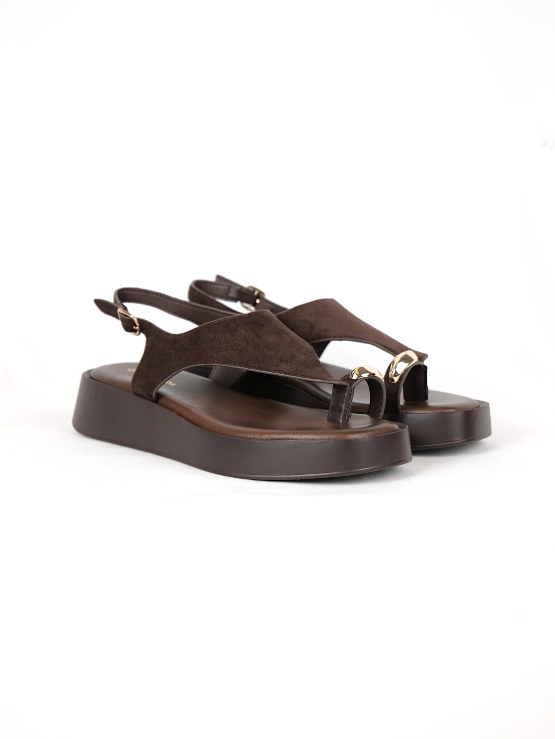 Sandalias de dedo con plataforma ligera y detalle metálico tiras de antelina, sandalias con correa trasera ajustable y diseño minimalista en color marrón y negro, sandalias cómodas de verano estilo casual