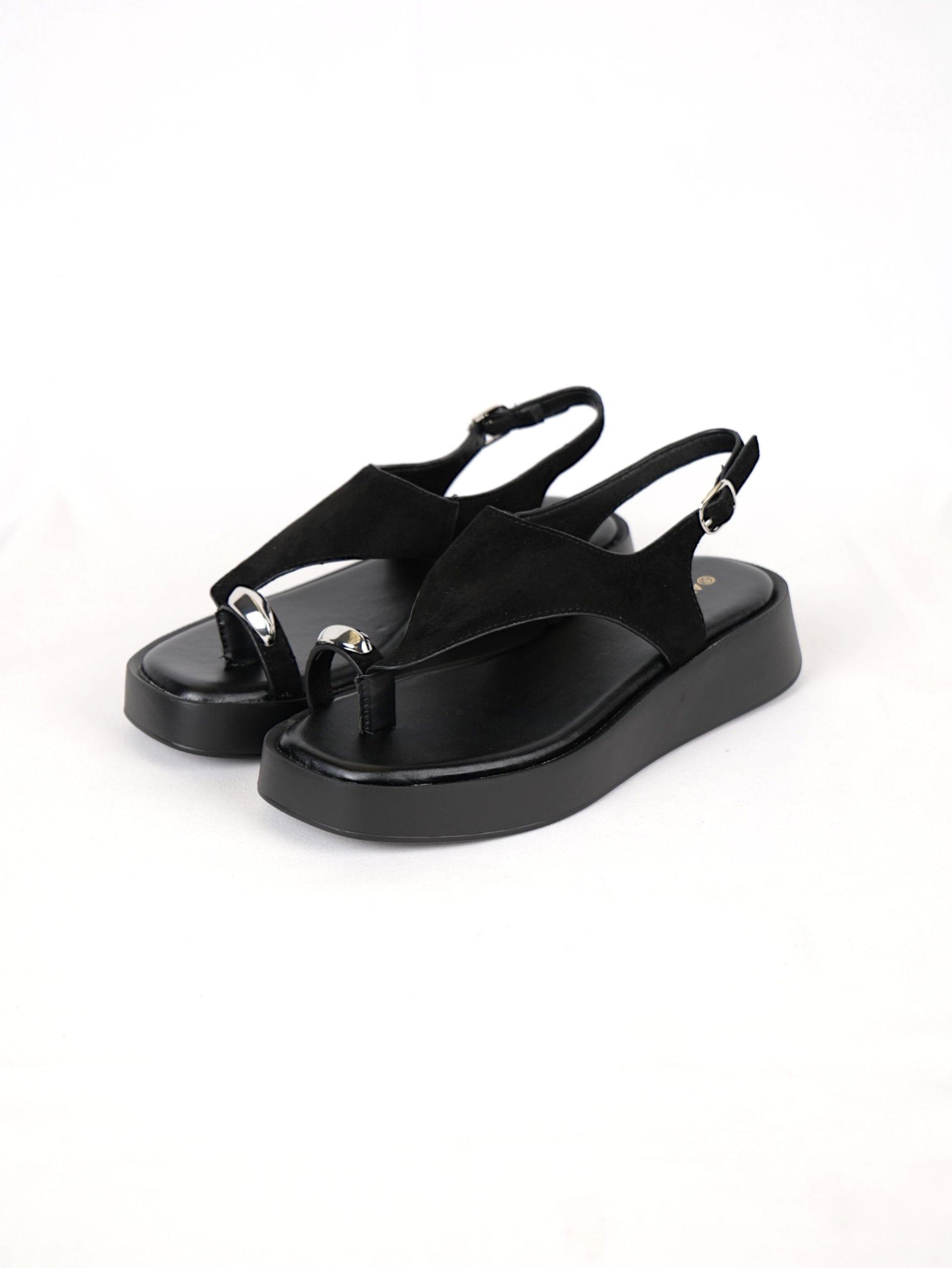 Sandalias de dedo con plataforma ligera y detalle metálico tiras de antelina, sandalias con correa trasera ajustable y diseño minimalista en color marrón y negro, sandalias cómodas de verano estilo casual