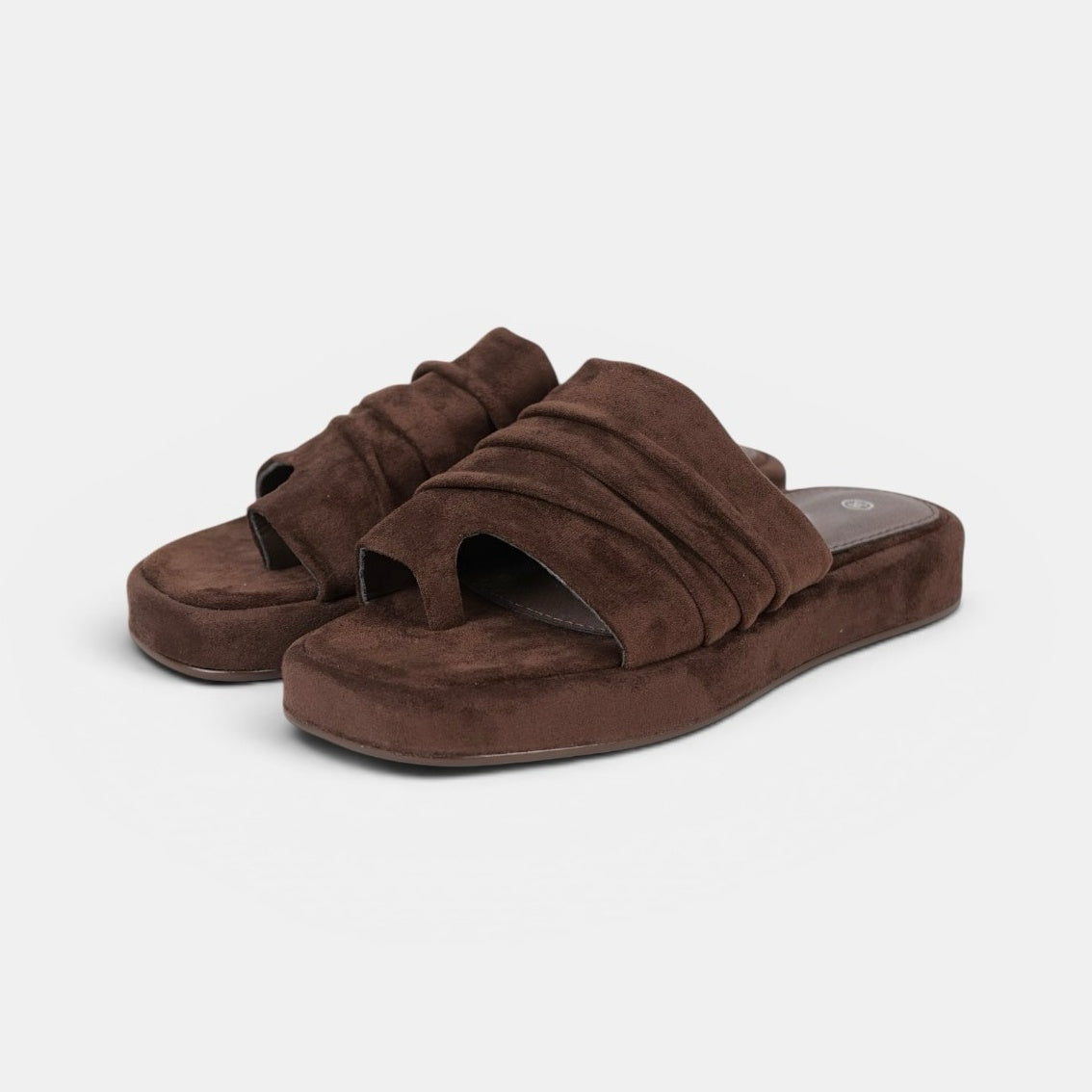 Sandalias planas Fruncidas Chocolate - Sandalias planas con plataforma tira ancha fruncida en gamuza sintética marrón chocolate dedo separado para uso diario, vacaciones y looks casuales con lino, shorts, jeans o vestidos relajados