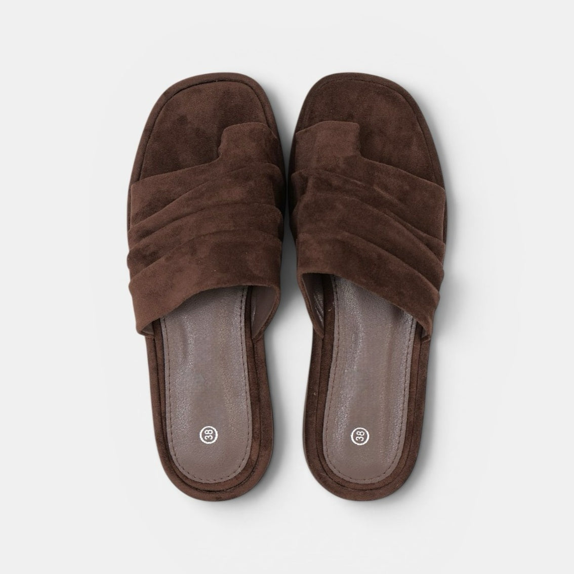 Sandalias planas Fruncidas Chocolate - Sandalias planas con plataforma tira ancha fruncida en gamuza sintética marrón chocolate dedo separado para uso diario, vacaciones y looks casuales con lino, shorts, jeans o vestidos relajados