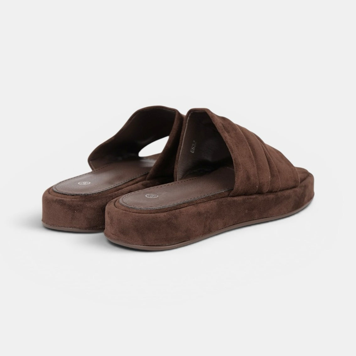 Sandalias planas Fruncidas Chocolate - Sandalias planas con plataforma tira ancha fruncida en gamuza sintética marrón chocolate dedo separado para uso diario, vacaciones y looks casuales con lino, shorts, jeans o vestidos relajados
