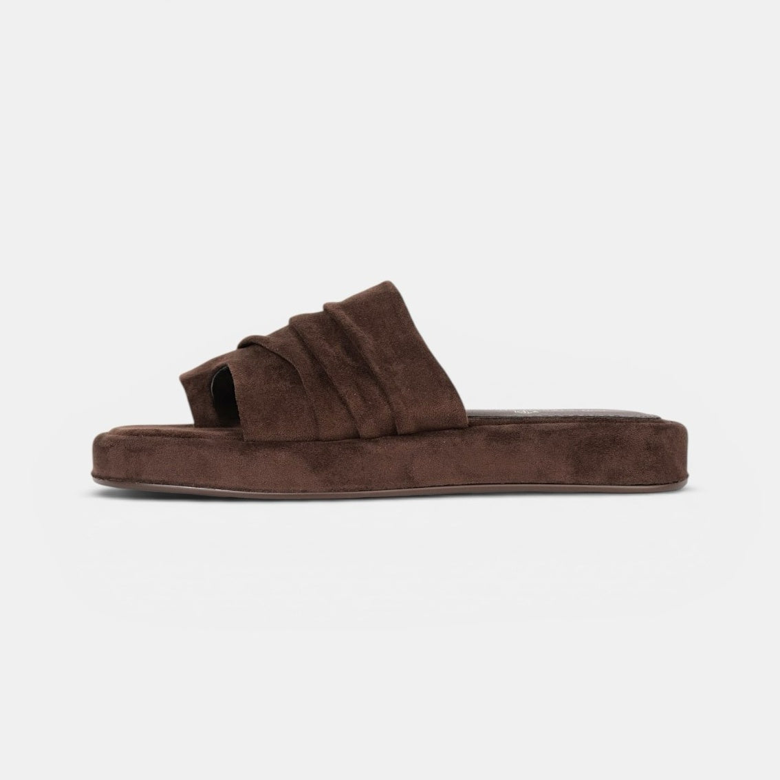 Sandalias planas Fruncidas Chocolate - Sandalias planas con plataforma tira ancha fruncida en gamuza sintética marrón chocolate dedo separado para uso diario, vacaciones y looks casuales con lino, shorts, jeans o vestidos relajados