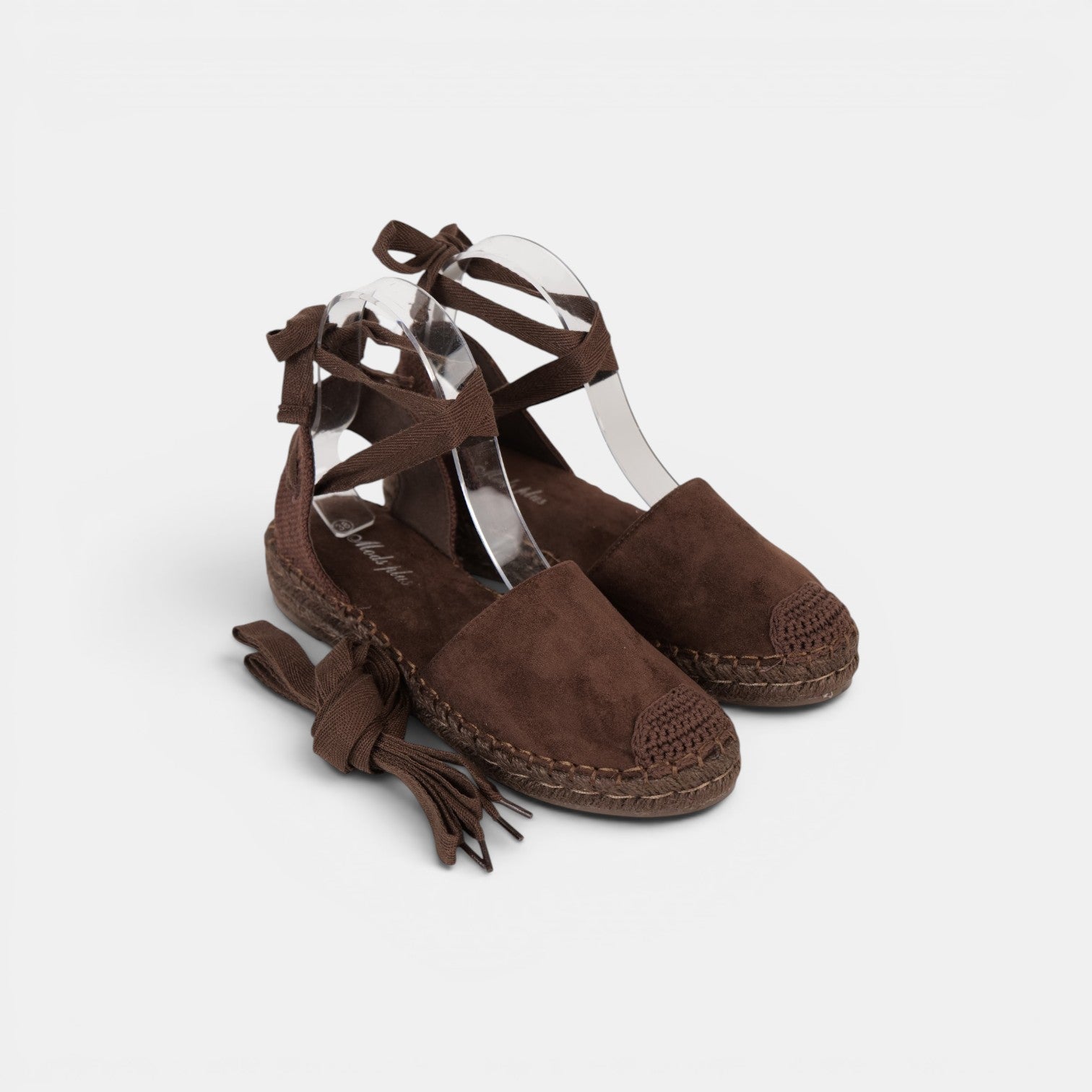 Alpargatas Planas con Cinta de Gamuza sintética Efecto ante suave, las cintas al tobillo y acabado efecto esparto en color negro, beige y marrón chocolate, estilo mediterráneo para verano, vacaciones y looks con vestidos, lino o jeans