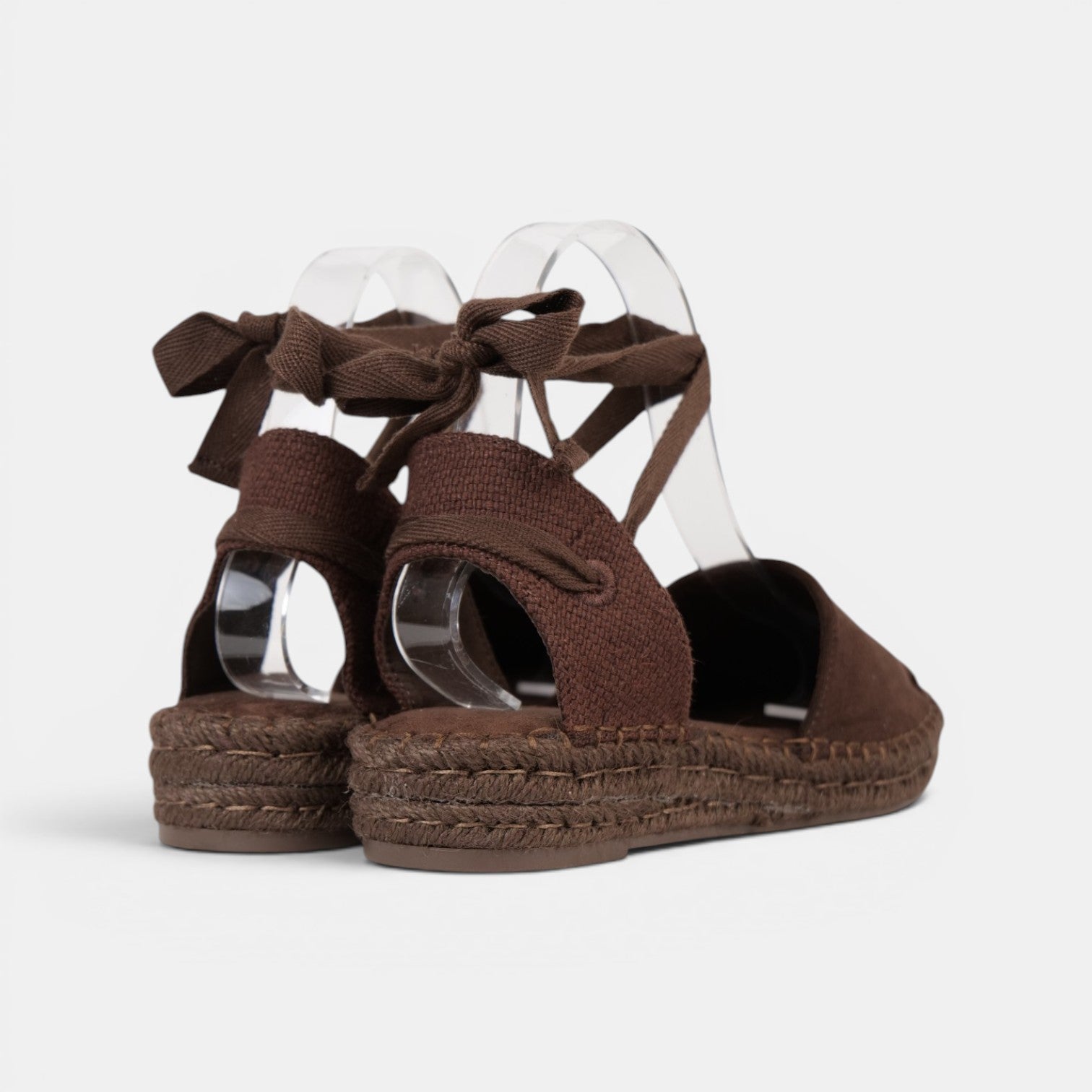 Alpargatas Planas con Cinta de Gamuza sintética Efecto ante suave, las cintas al tobillo y acabado efecto esparto en color negro, beige y marrón chocolate, estilo mediterráneo para verano, vacaciones y looks con vestidos, lino o jeans