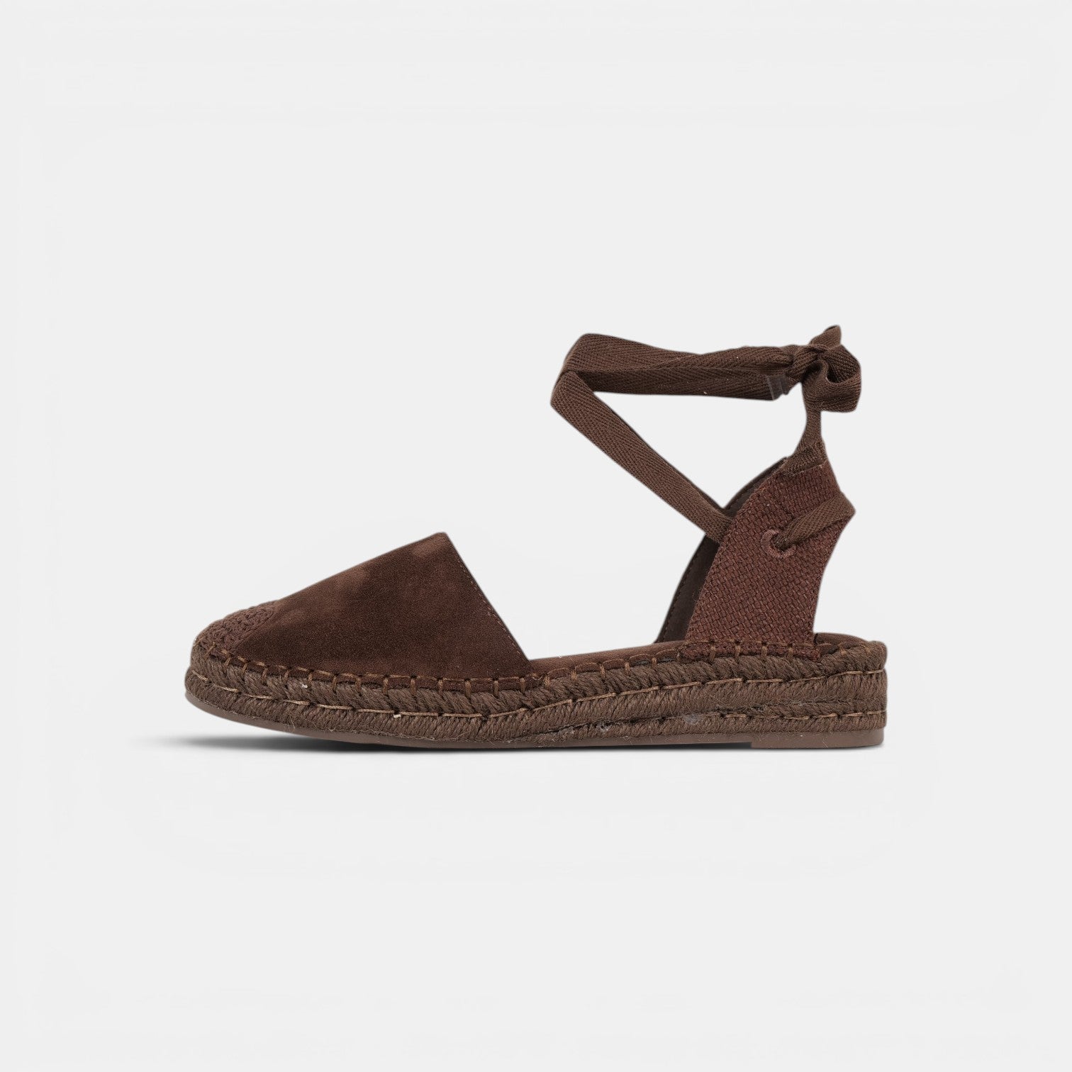 Alpargatas Planas con Cinta de Gamuza sintética Efecto ante suave, las cintas al tobillo y acabado efecto esparto en color negro, beige y marrón chocolate, estilo mediterráneo para verano, vacaciones y looks con vestidos, lino o jeans