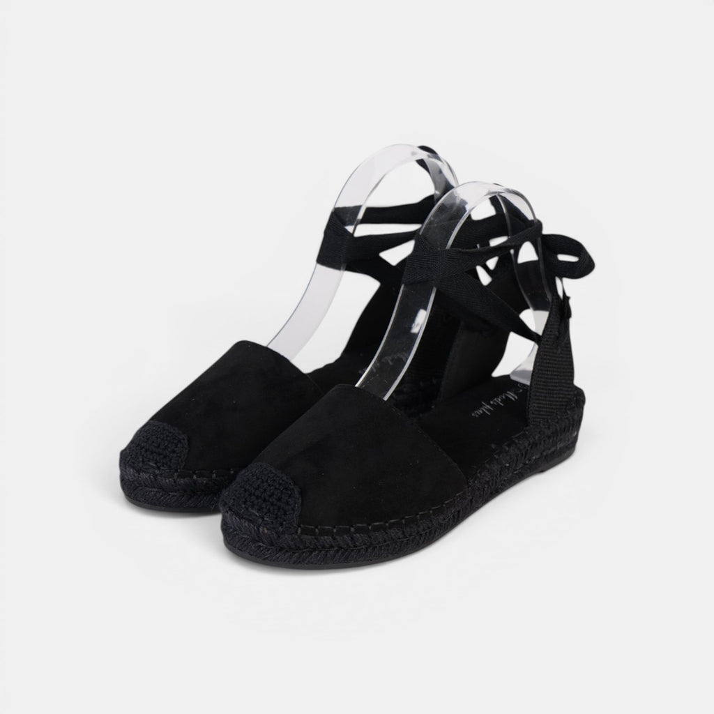Alpargatas Planas con Cinta de Gamuza sintética Efecto ante suave, las cintas al tobillo y acabado efecto esparto en color negro, beige y marrón chocolate, estilo mediterráneo para verano, vacaciones y looks con vestidos, lino o jeans