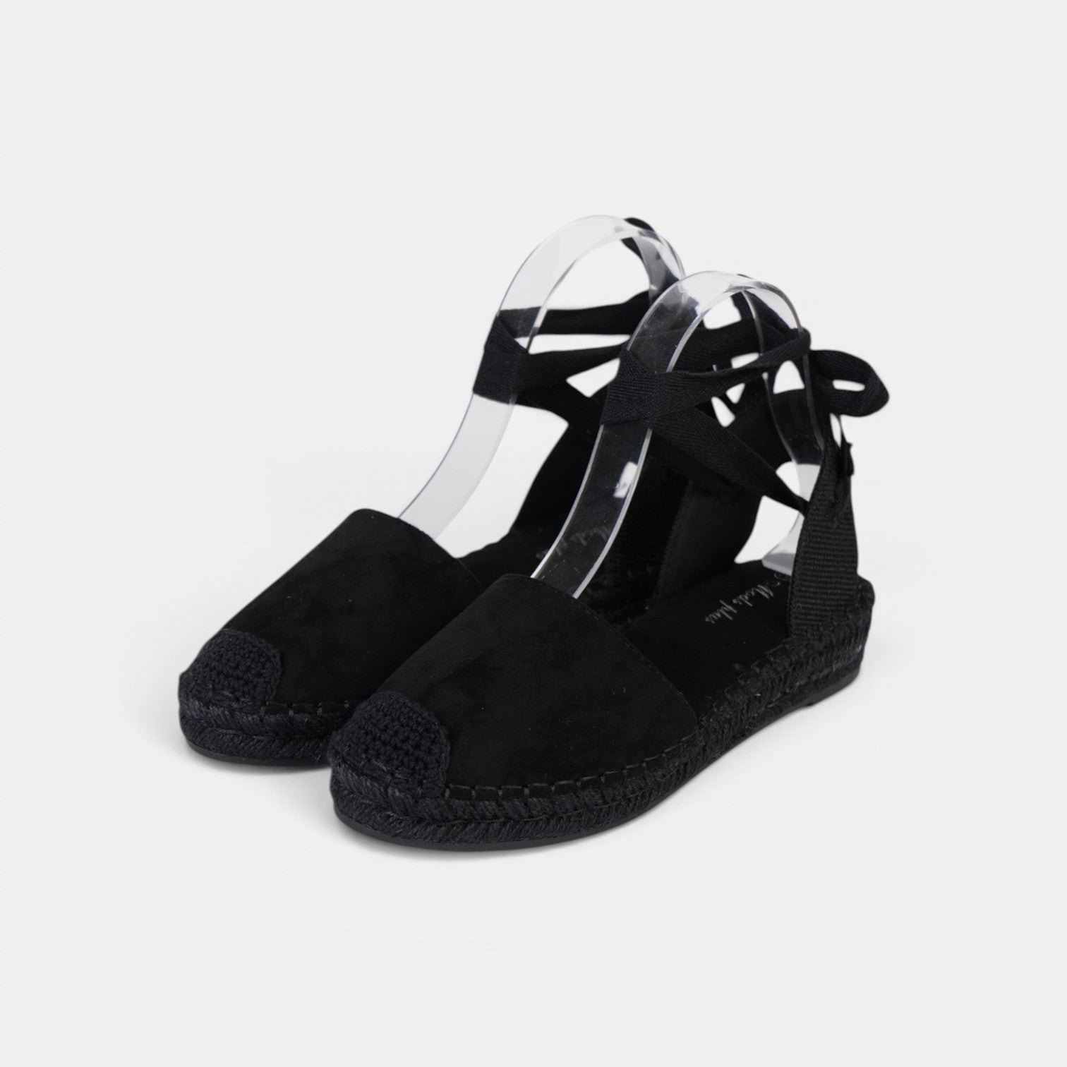 Alpargatas Planas con Cinta de Gamuza sintética Efecto ante suave, las cintas al tobillo y acabado efecto esparto en color negro, beige y marrón chocolate, estilo mediterráneo para verano, vacaciones y looks con vestidos, lino o jeans