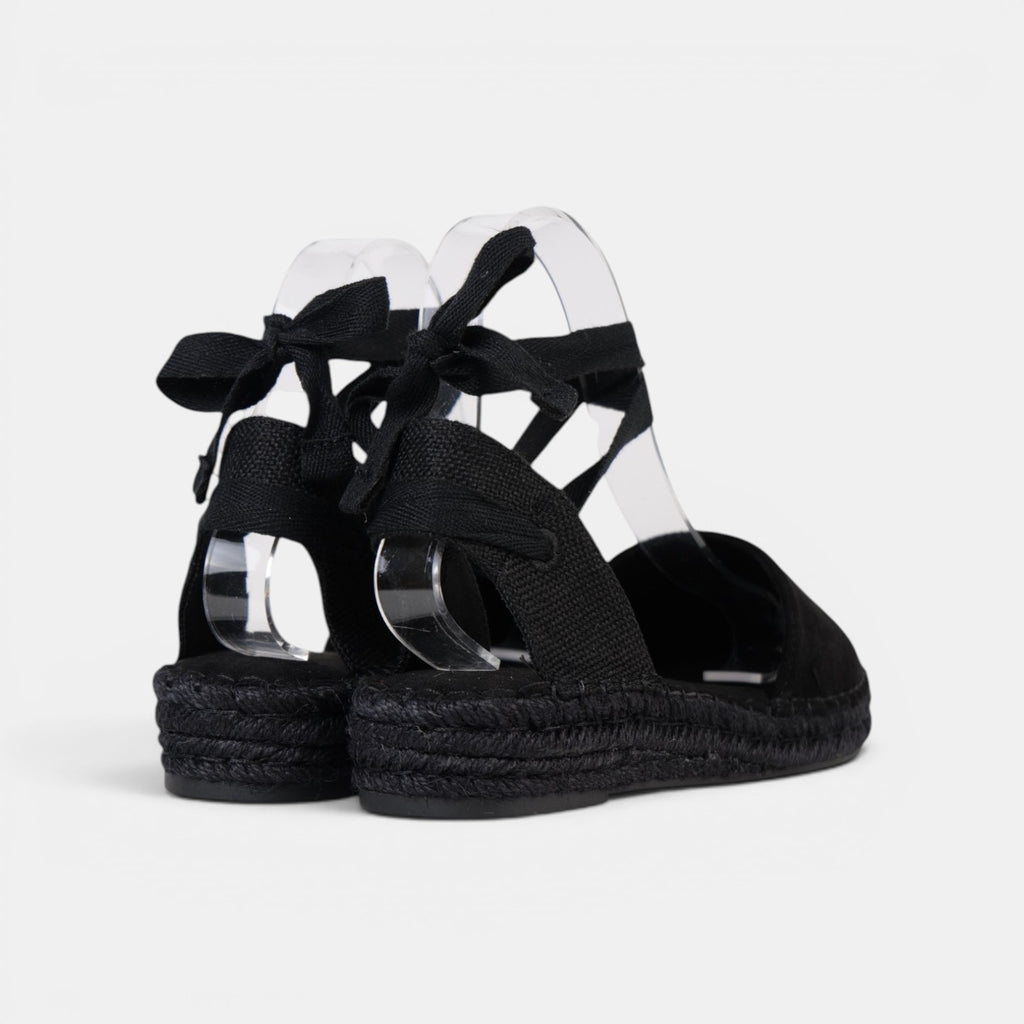 Alpargatas Planas con Cinta de Gamuza sintética Efecto ante suave, las cintas al tobillo y acabado efecto esparto en color negro, beige y marrón chocolate, estilo mediterráneo para verano, vacaciones y looks con vestidos, lino o jeans