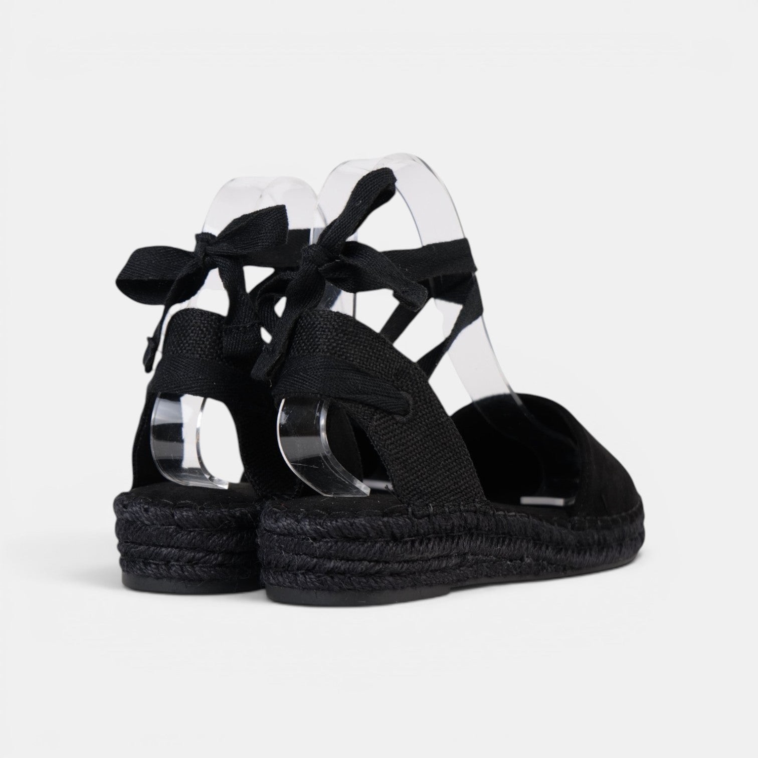 Alpargatas Planas con Cinta de Gamuza sintética Efecto ante suave, las cintas al tobillo y acabado efecto esparto en color negro, beige y marrón chocolate, estilo mediterráneo para verano, vacaciones y looks con vestidos, lino o jeans