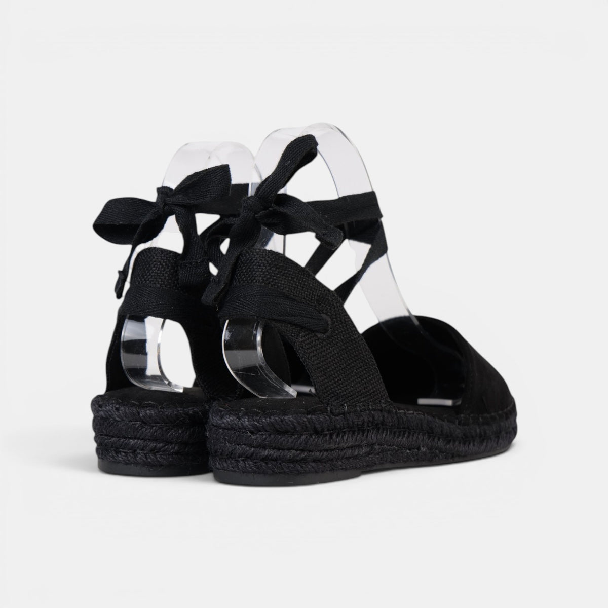 Alpargatas Planas con Cinta de Gamuza sintética Efecto ante suave, las cintas al tobillo y acabado efecto esparto en color negro, beige y marrón chocolate, estilo mediterráneo para verano, vacaciones y looks con vestidos, lino o jeans