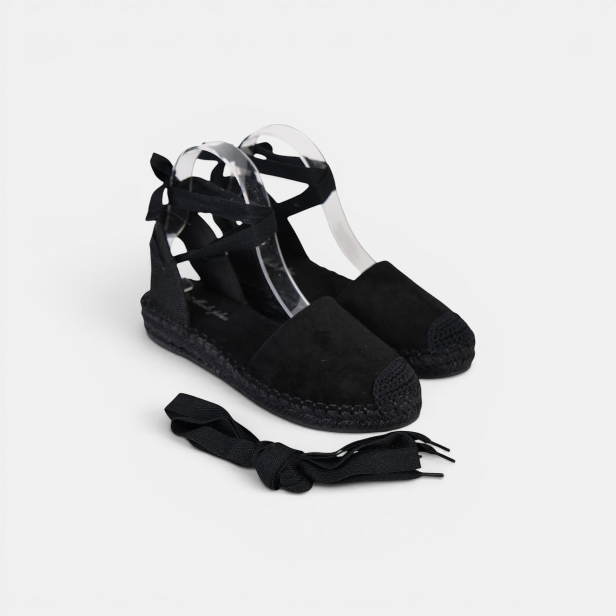Alpargatas Planas con Cinta de Gamuza sintética Efecto ante suave, las cintas al tobillo y acabado efecto esparto en color negro, beige y marrón chocolate, estilo mediterráneo para verano, vacaciones y looks con vestidos, lino o jeans