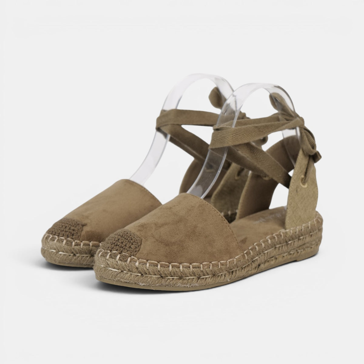 Alpargatas Planas con Cinta de Gamuza sintética Efecto ante suave, las cintas al tobillo y acabado efecto esparto en color negro, beige y marrón chocolate, estilo mediterráneo para verano, vacaciones y looks con vestidos, lino o jeans