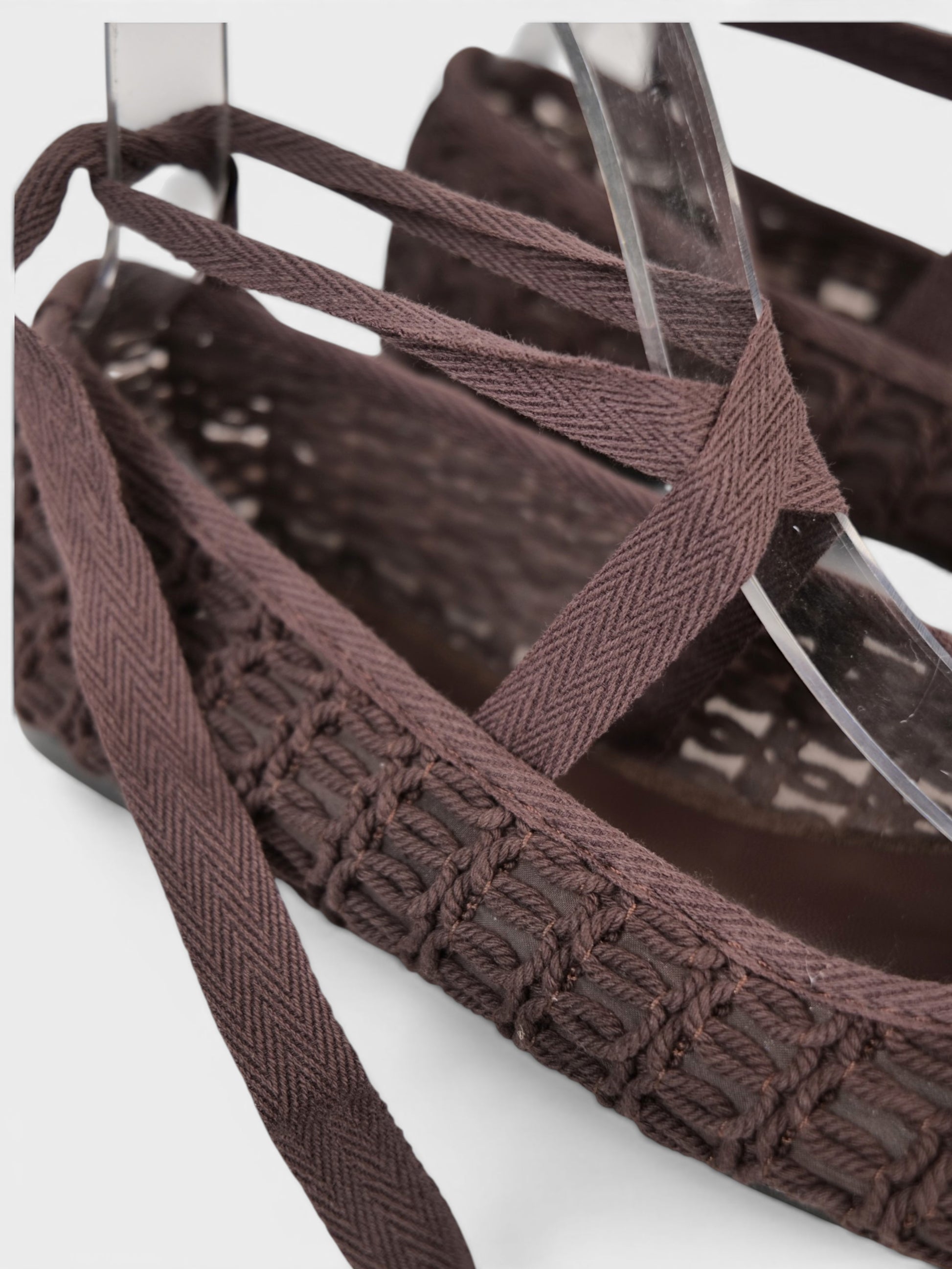 Bailarinas de Crochet con Cintas Largas, ajustables al tobillo en color beige y marrón chocolate, zapatos planos estilo ballet para verano, vacaciones y looks boho chic con vestidos, lino o jeans relajados