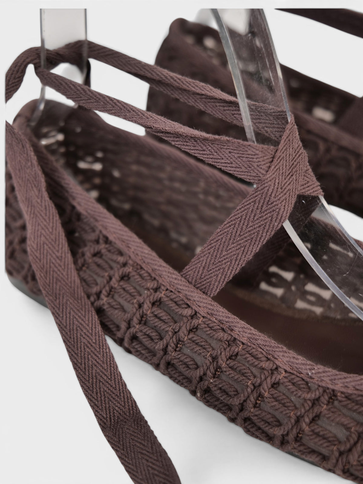 Bailarinas de Crochet con Cintas Largas, ajustables al tobillo en color beige y marrón chocolate, zapatos planos estilo ballet para verano, vacaciones y looks boho chic con vestidos, lino o jeans relajados