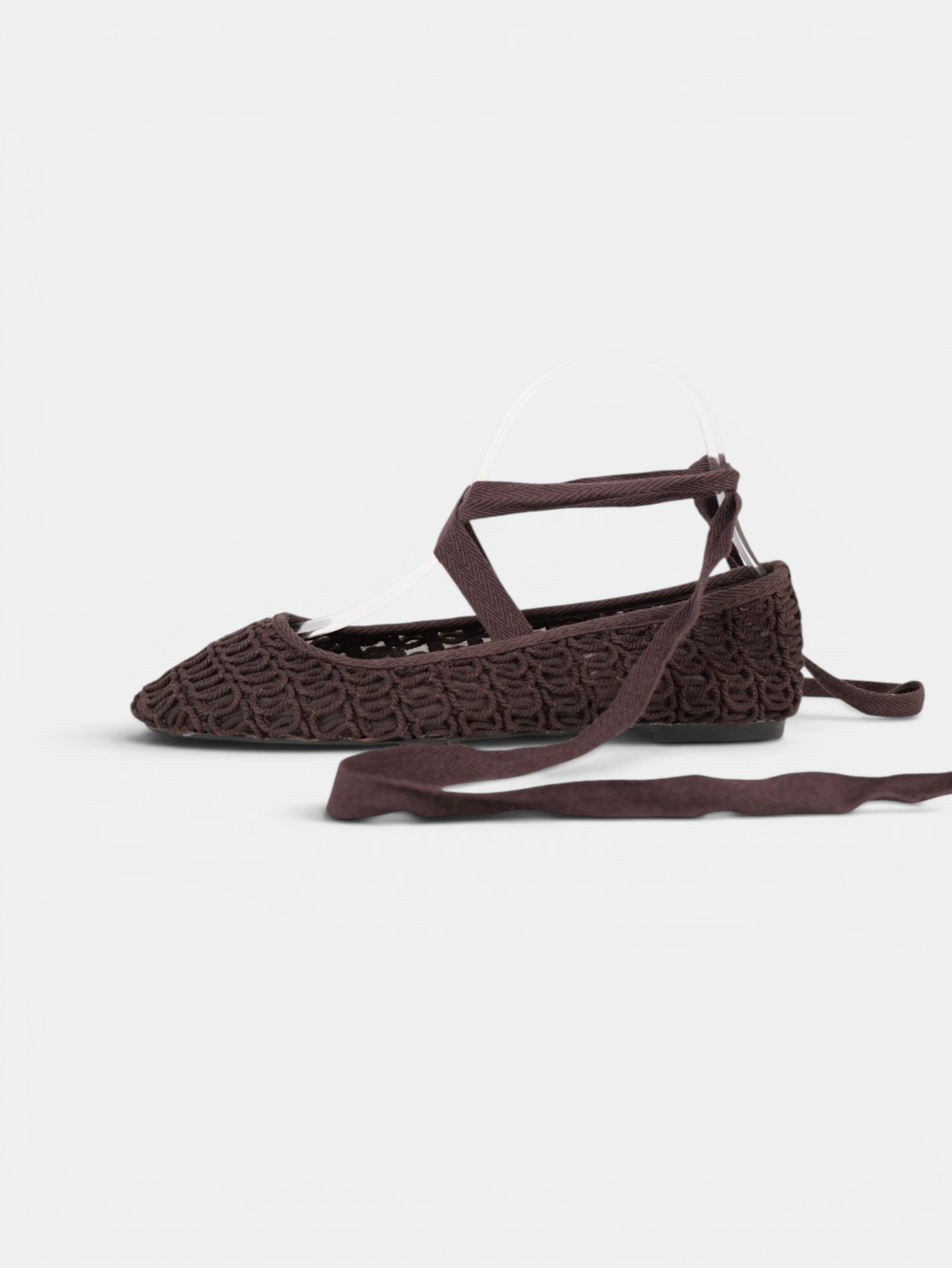 Bailarinas de Crochet con Cintas Largas, ajustables al tobillo en color beige y marrón chocolate, zapatos planos estilo ballet para verano, vacaciones y looks boho chic con vestidos, lino o jeans relajados