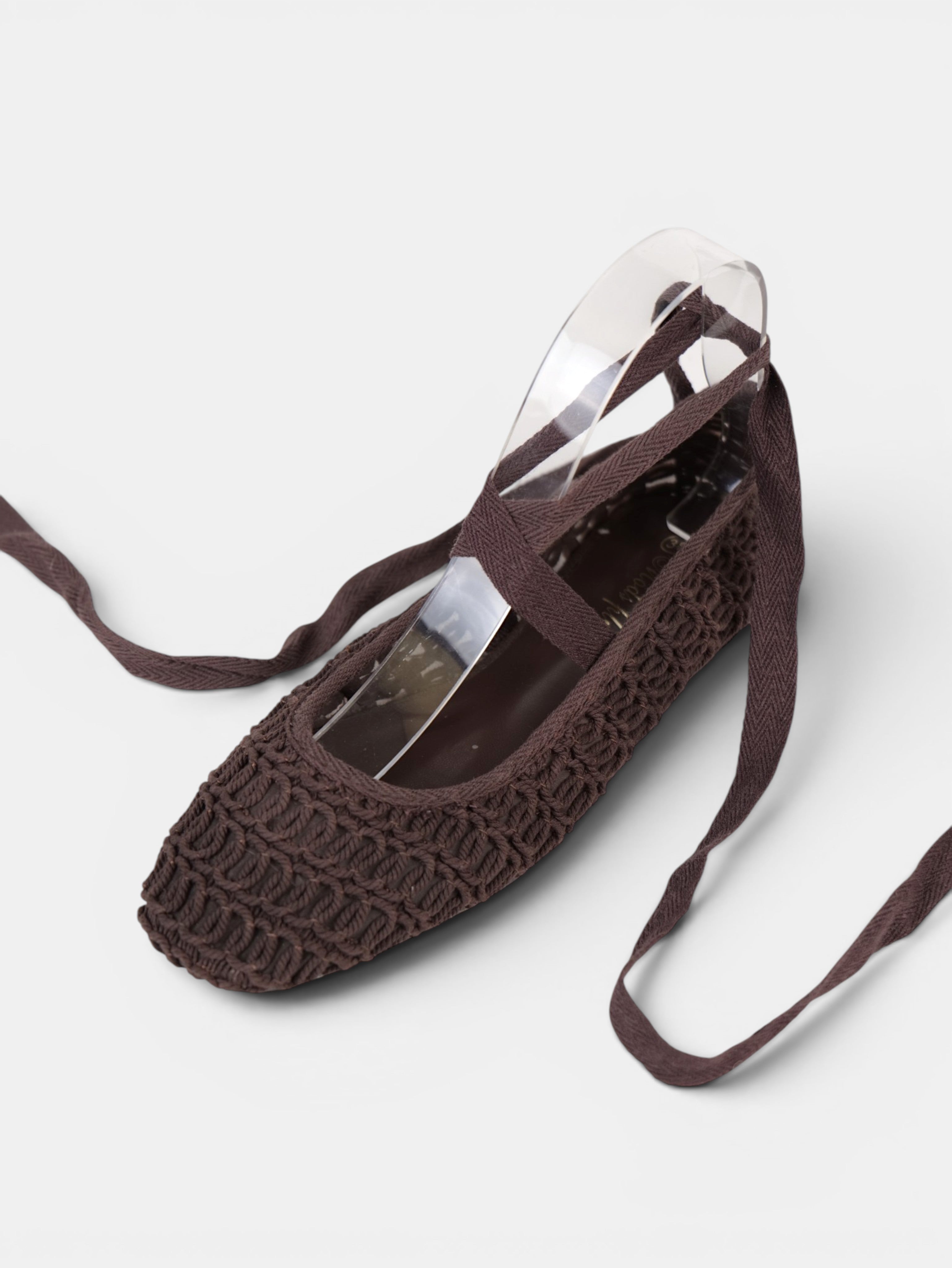 Bailarinas de Crochet con Cintas Largas, ajustables al tobillo en color beige y marrón chocolate, zapatos planos estilo ballet para verano, vacaciones y looks boho chic con vestidos, lino o jeans relajados
