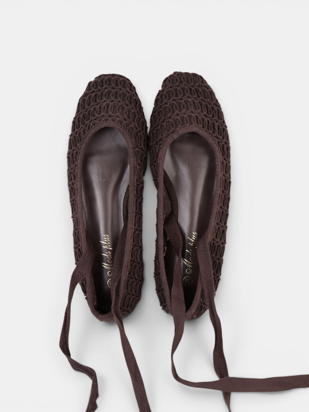 Bailarinas de Crochet con Cintas Largas, ajustables al tobillo en color beige y marrón chocolate, zapatos planos estilo ballet para verano, vacaciones y looks boho chic con vestidos, lino o jeans relajados