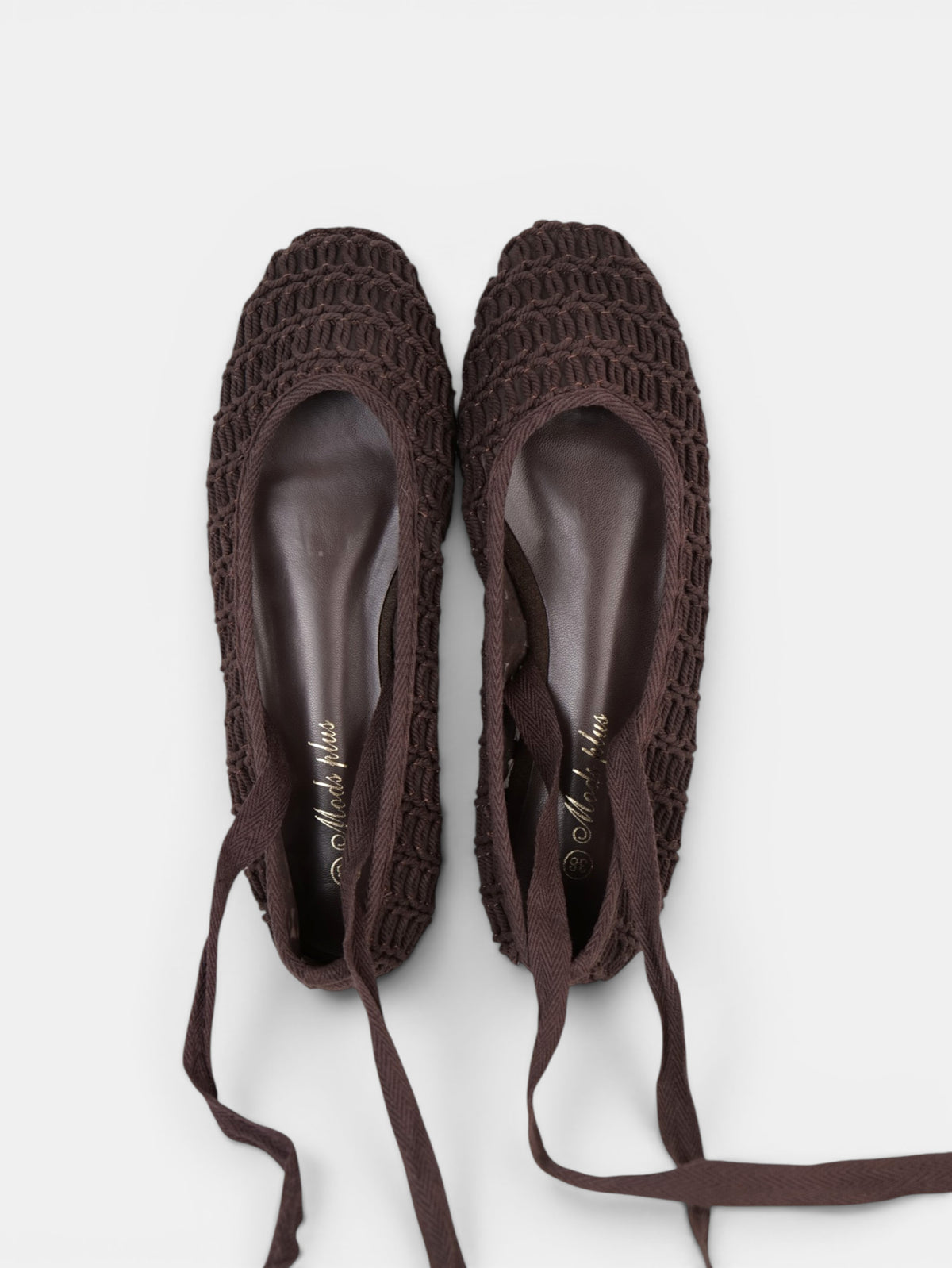 Bailarinas de Crochet con Cintas Largas, ajustables al tobillo en color beige y marrón chocolate, zapatos planos estilo ballet para verano, vacaciones y looks boho chic con vestidos, lino o jeans relajados