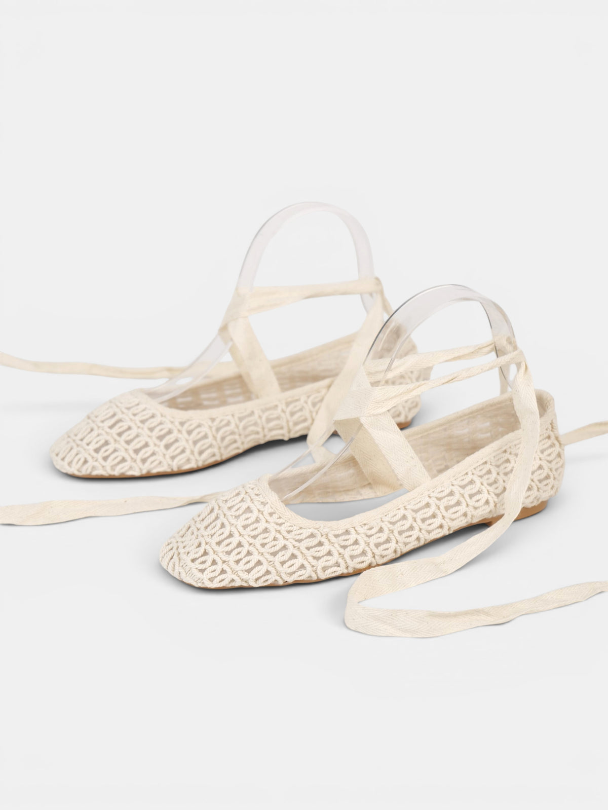 Bailarinas de Crochet con Cintas Largas, ajustables al tobillo en color beige y marrón chocolate, zapatos planos estilo ballet para verano, vacaciones y looks boho chic con vestidos, lino o jeans relajados