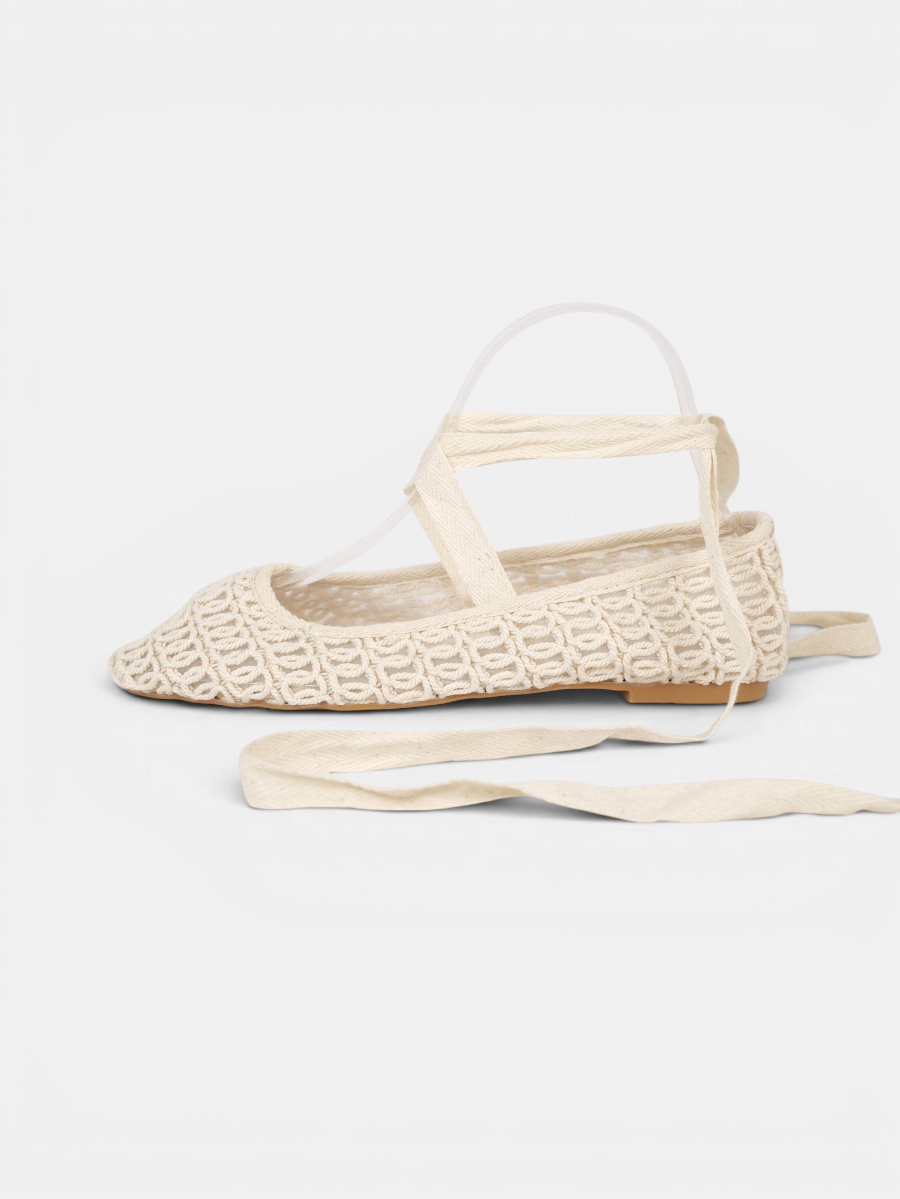 Bailarinas de Crochet con Cintas Largas, ajustables al tobillo en color beige y marrón chocolate, zapatos planos estilo ballet para verano, vacaciones y looks boho chic con vestidos, lino o jeans relajados