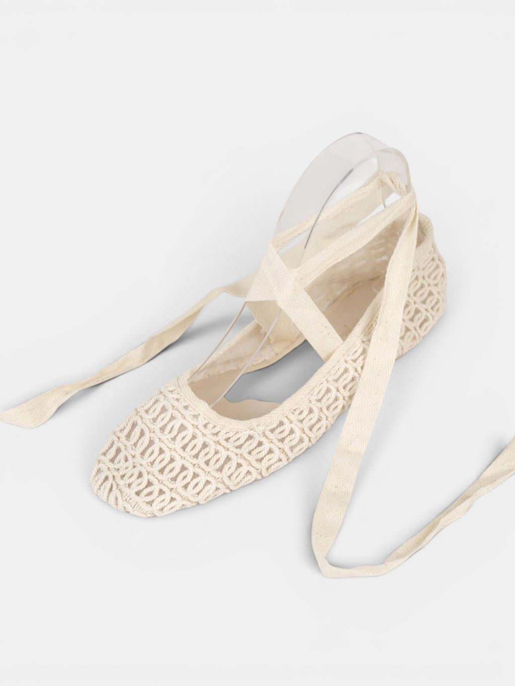 Bailarinas de Crochet con Cintas Largas, ajustables al tobillo en color beige y marrón chocolate, zapatos planos estilo ballet para verano, vacaciones y looks boho chic con vestidos, lino o jeans relajados